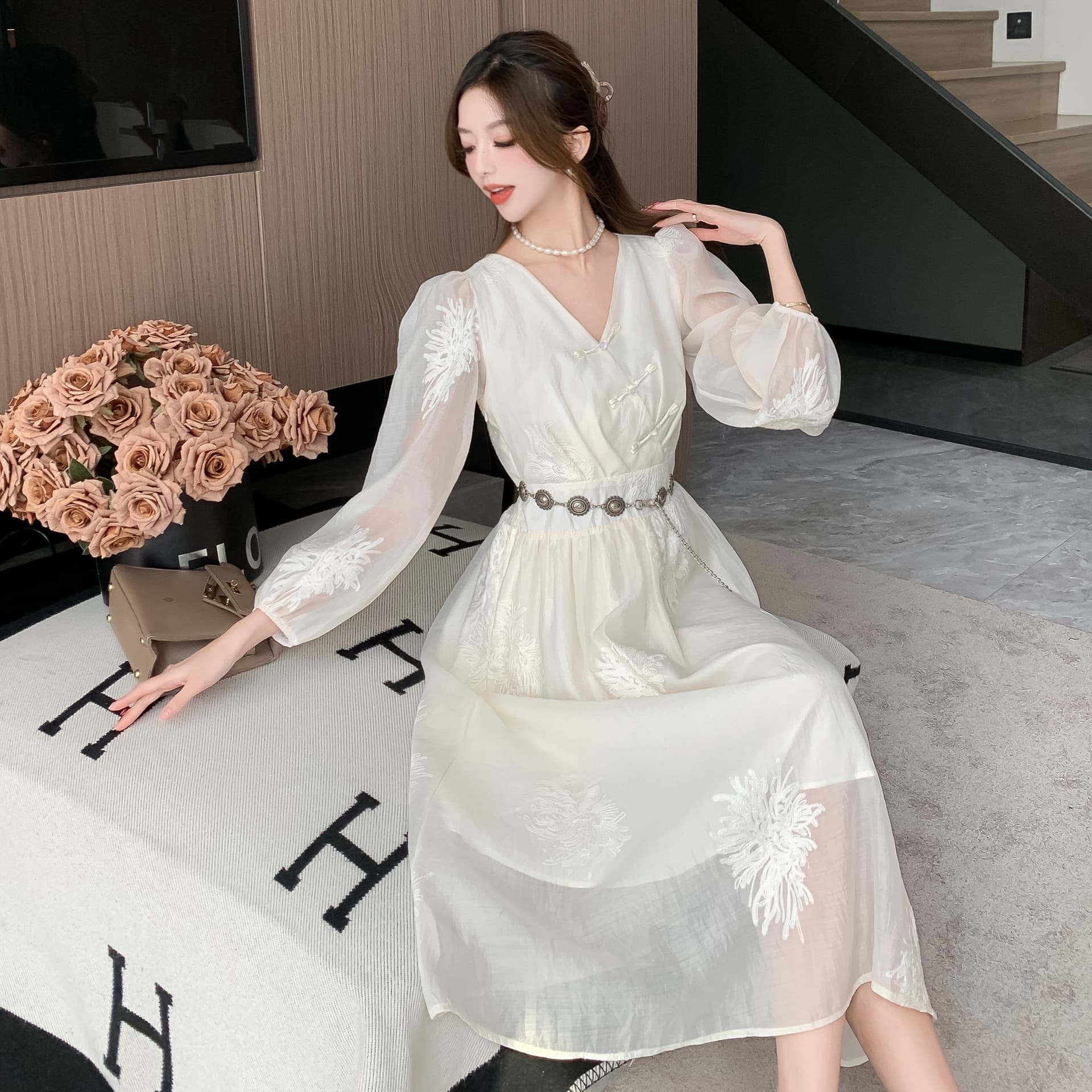 새로운 중식 국풍 드레스 2026 년 봄 가을 새로운 고급 센스 차 휴식 프랑스식 살구 색상 단추 치마 아이들