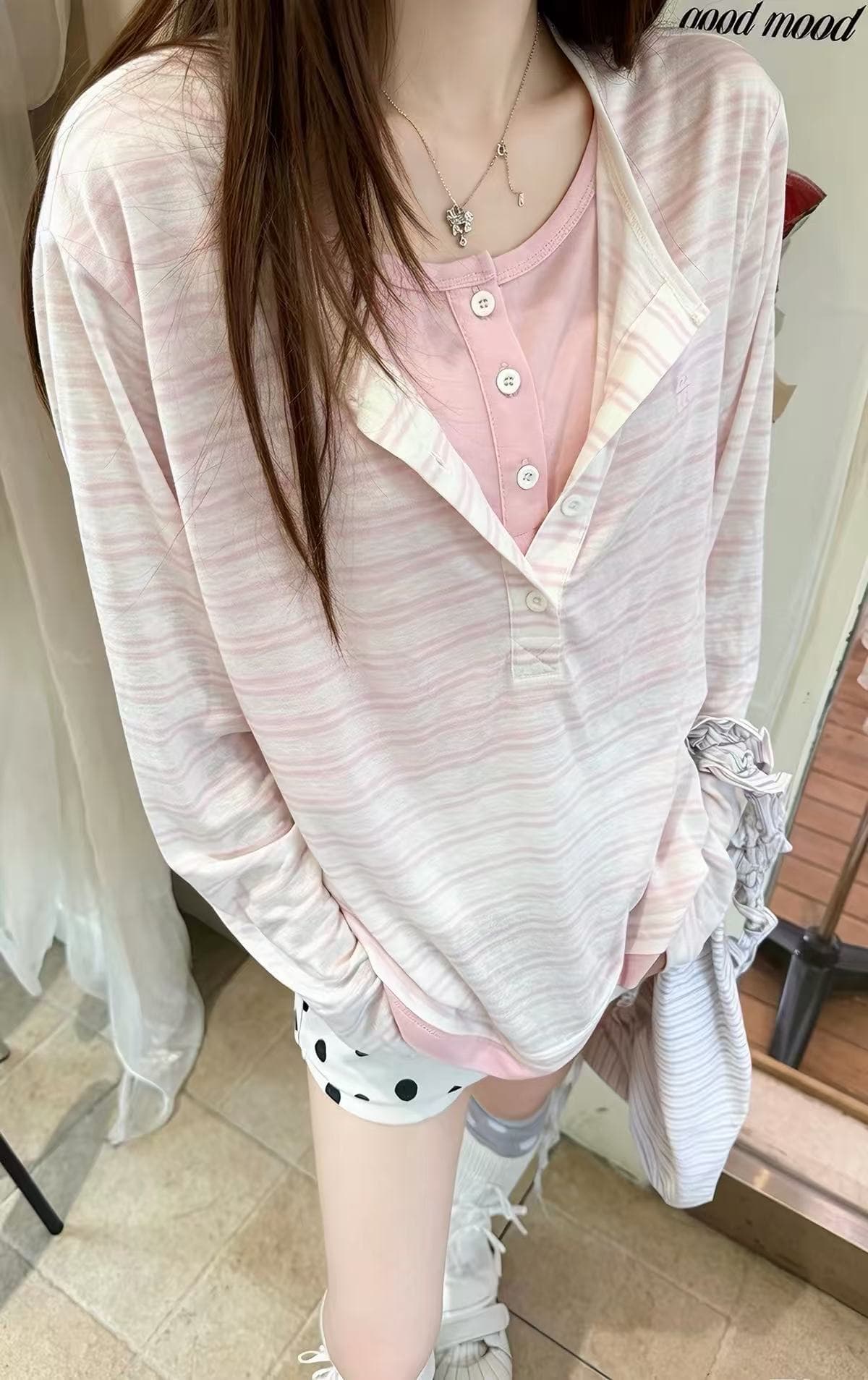 새로운 얇고 가벼운 통기성 슈퍼 잘 생긴 헨리 칼라 페이크 레이어드 스트라이프 긴팔 블라우스 상세 이미지 1