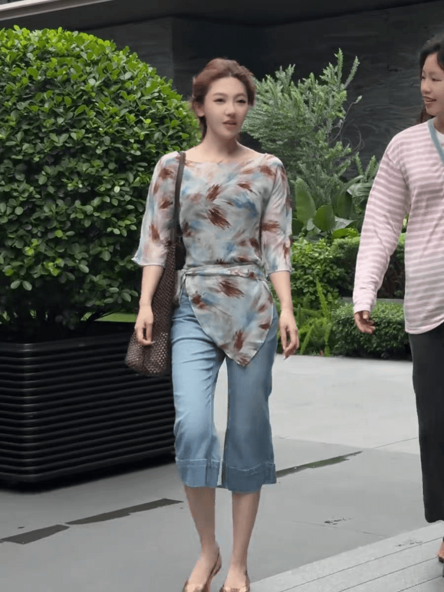 패션 우아함 품격 디자인 센스 레이스업 허리 수축 프린트 작은 셔츠 2026 여름 새로운 얇고 가벼운 다용도 블라우스 맨위 상세 이미지 2