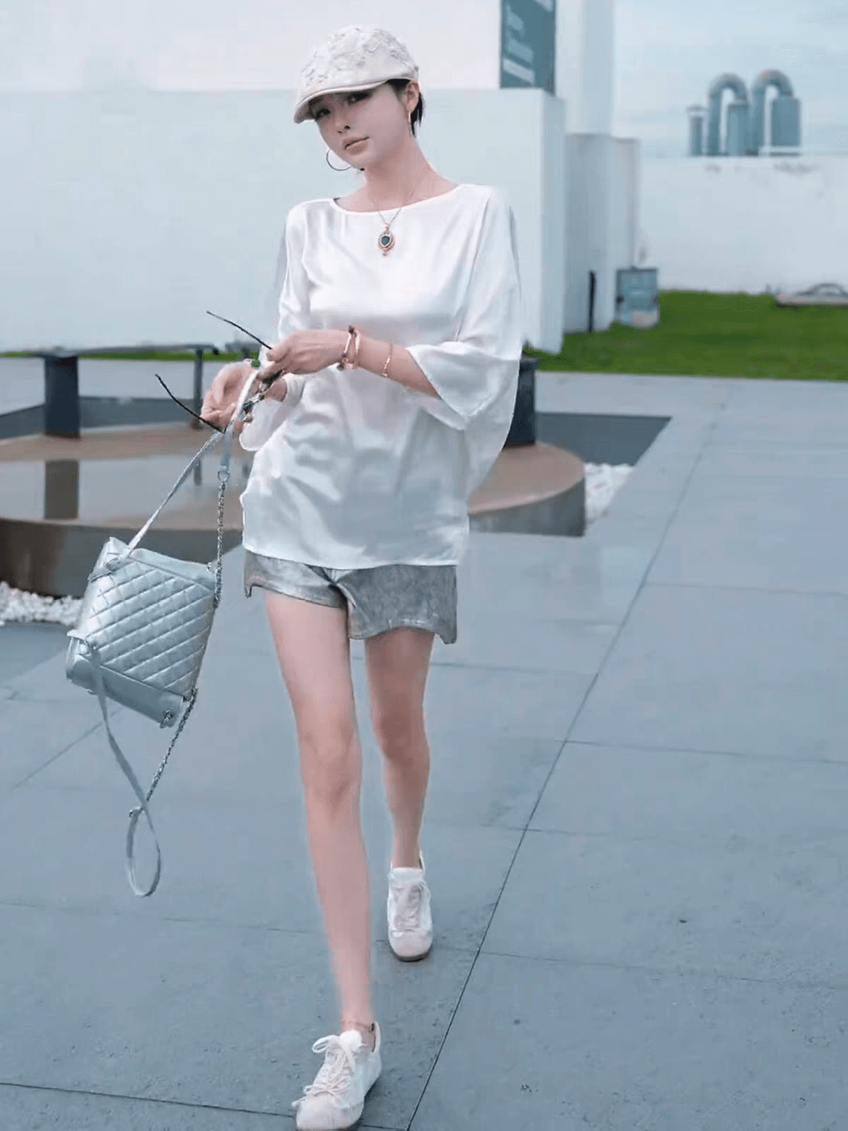 유럽 역 2026 여름 새로운 패션 미니멀리즘 캐주얼 품격 단색 풀오버 작은 심장 기계 홀로우 아웃 루즈핏 맨위 상세 이미지 4