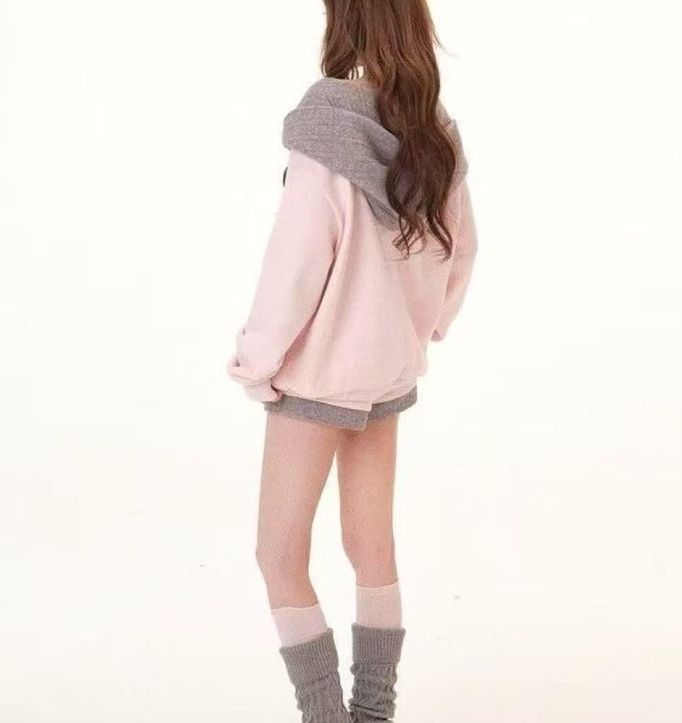 핫걸 슬림해 보이는 디자인 센스 배색 오프숄더 기타 착용 후드 루즈핏 털이 있는 후드티 여성 반바지 세트 가을 겨울철 이미지 4