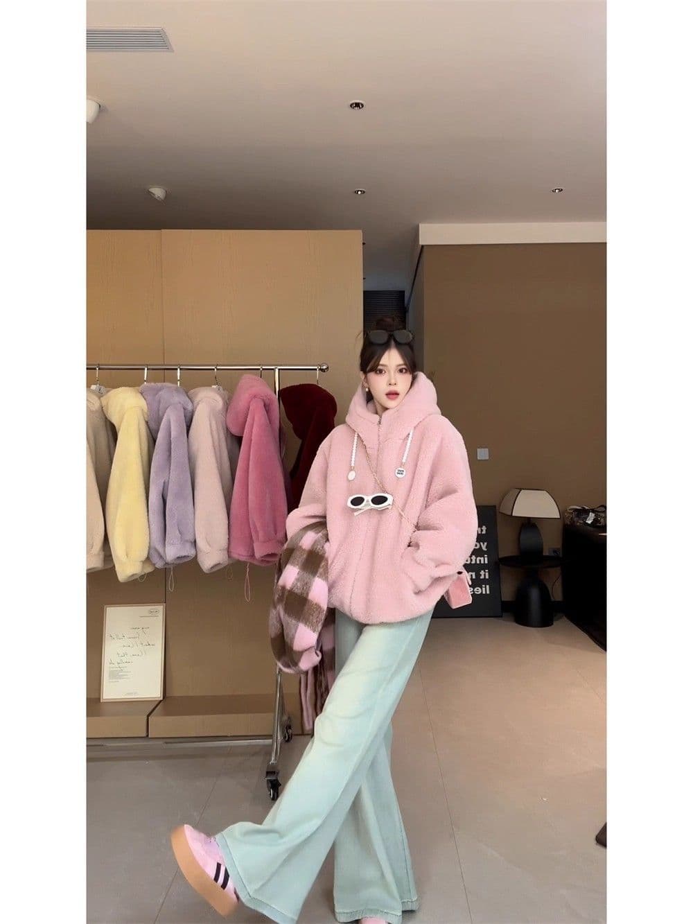 가을 겨울 소녀 두꺼운 쇼트 스타일 후드 스웨이드 원단 양털 모조 가죽 털 하나 환경 보호 모피 재킷 상세 이미지 12
