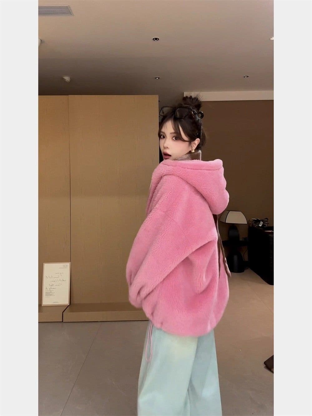 가을 겨울 소녀 두꺼운 쇼트 스타일 후드 스웨이드 원단 양털 모조 가죽 털 하나 환경 보호 모피 재킷 상세 이미지 24
