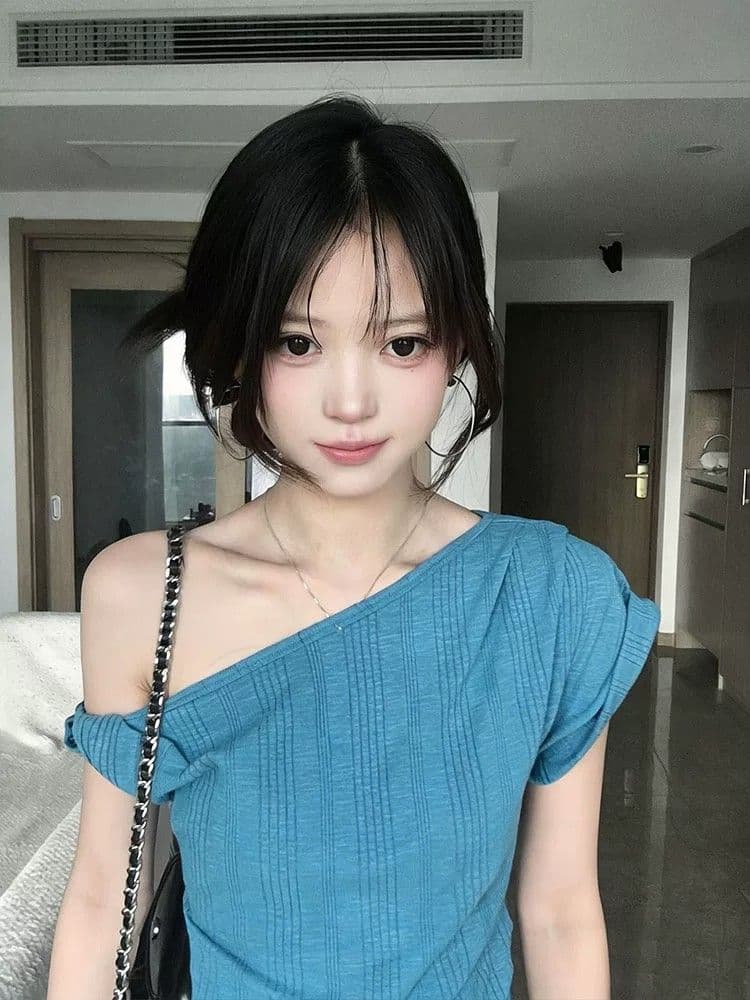 원본 원단 것 레이크 블루 색상 비스듬한 어깨 반팔 티셔츠 여성 2026 여름 한 부서 디자인 센스 루즈핏 오프숄더 상세 이미지 1