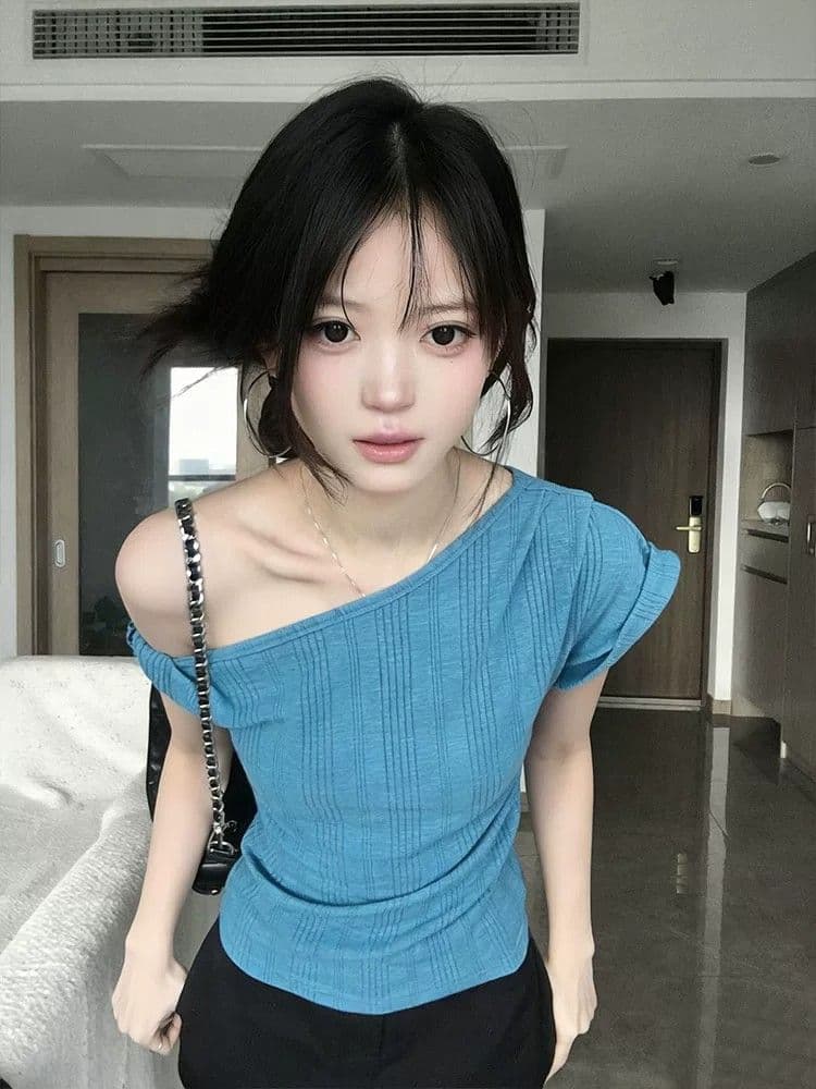 원본 원단 것 레이크 블루 색상 비스듬한 어깨 반팔 티셔츠 여성 2026 여름 한 부서 디자인 센스 루즈핏 오프숄더 상세 이미지 4