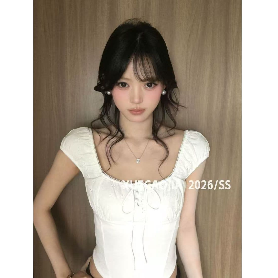 섹시함 핫걸 바람 나비 넥타이 반팔 티셔츠 여성 2026 여름 새로운 몸매 가꾸기 고급 센스 광장 칼라 맨위