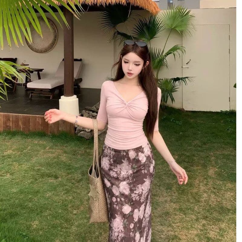 프랑스식 V넥 비틀림 패션 외국 가스 긍정적 인 어깨 반소매 티셔츠 여성 여름 하이웨이스트 슬림해 보이는 꽃무늬 반신 스커트 투피스 세트 이미지 3