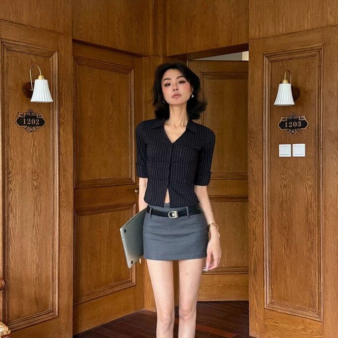 검정색 세로 줄무늬 V넥 몸매 가꾸기 5 점 소매 여성 셔츠 여름 2026 새로운 품격 직장 맨위 슬림해 보이는 이미지 4