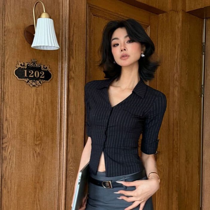 검정색 세로 줄무늬 V넥 몸매 가꾸기 5 점 소매 여성 셔츠 여름 2026 새로운 품격 직장 맨위 슬림해 보이는 상세 이미지 16