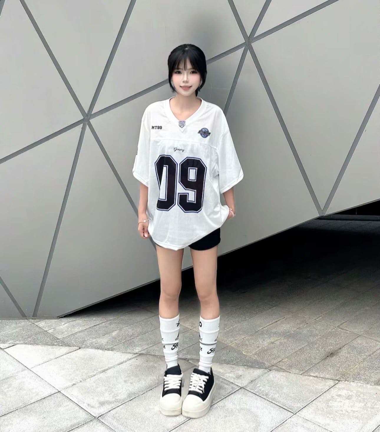 반팔 티셔츠 여성 이미지 2