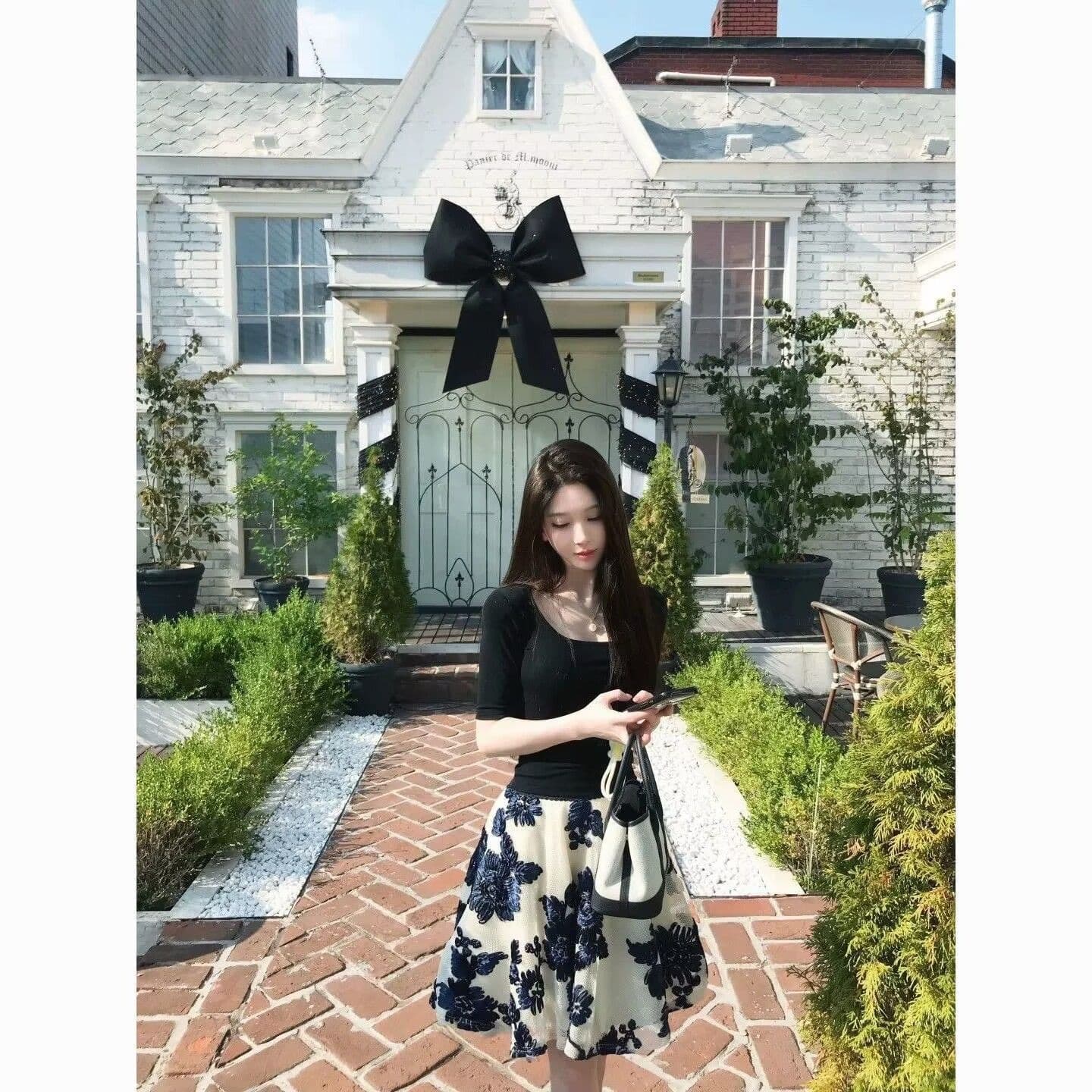 프랑스식 레트로 품격 명문 여성 파란색 자수 반신 치마 세트 여성 한국 스타일 슬림해 보이는 여름 새로운 반소매 투피스 세트 이미지 4