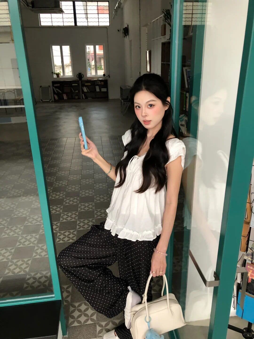 프랑스식 달콤한 소스 V넥 레이스 조각 자카드 명중 가져 가라. 작은 날다 소매 인형 셔츠 여름 루즈핏 슬림해 보이는 휴가 바람 맨위 상세 이미지 10