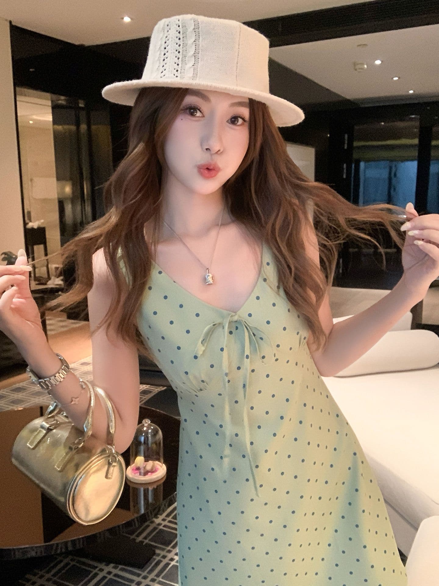 휴가 바람 녹색 도트 무늬 V넥 슬립 민소매 여성 드레스 2026 여름 허리 수축 슬림해 보이는 한 마디 미니 스커트 이미지 3