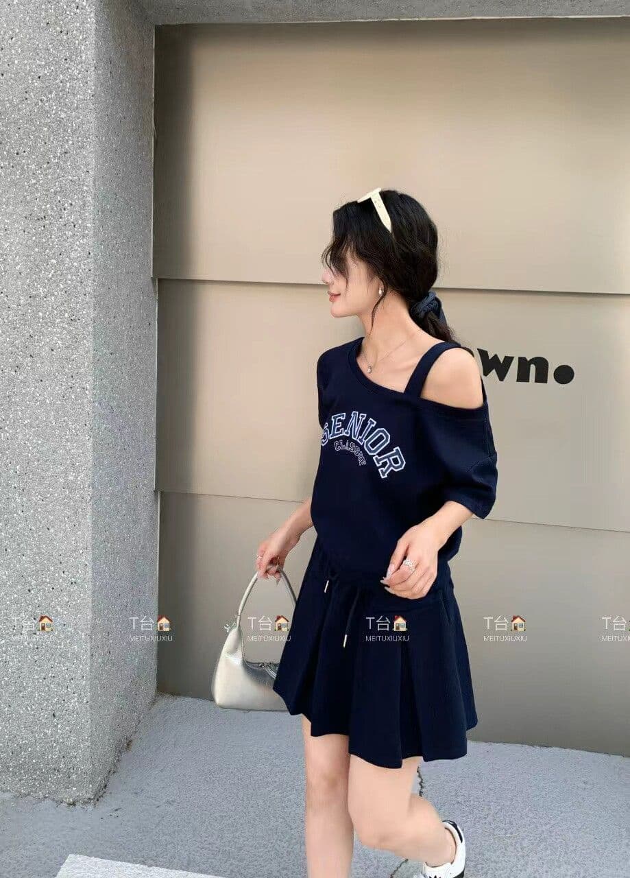 여름 새로운 한국 스타일 패션 디자인 센스 비스듬한 어깨 알파벳 자수 반팔 티셔츠 하이웨이스트 플리츠 미니 스커트 투피스 세트 이미지 2