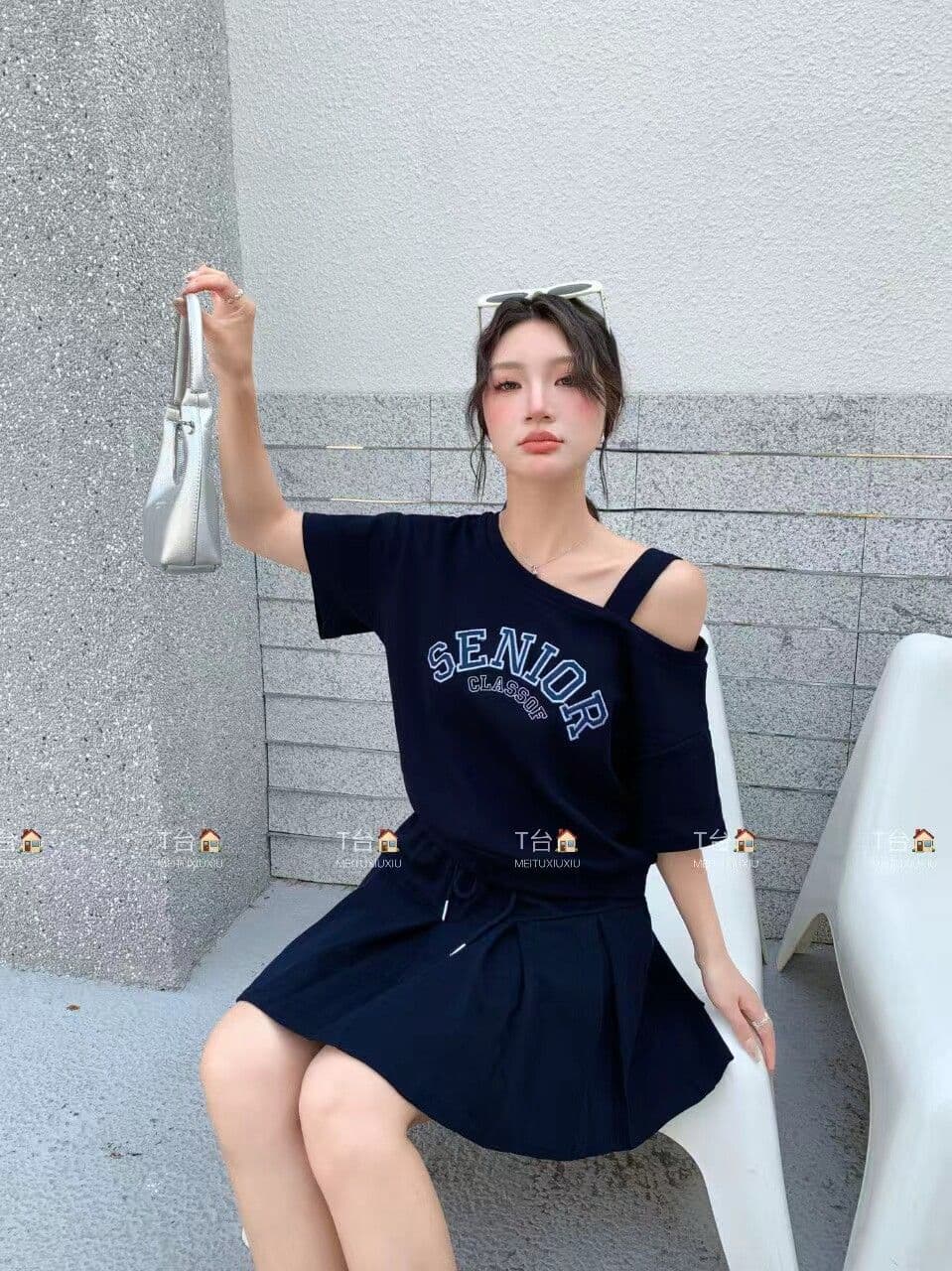 여름 새로운 한국 스타일 패션 디자인 센스 비스듬한 어깨 알파벳 자수 반팔 티셔츠 하이웨이스트 플리츠 미니 스커트 투피스 세트 상세 이미지 5
