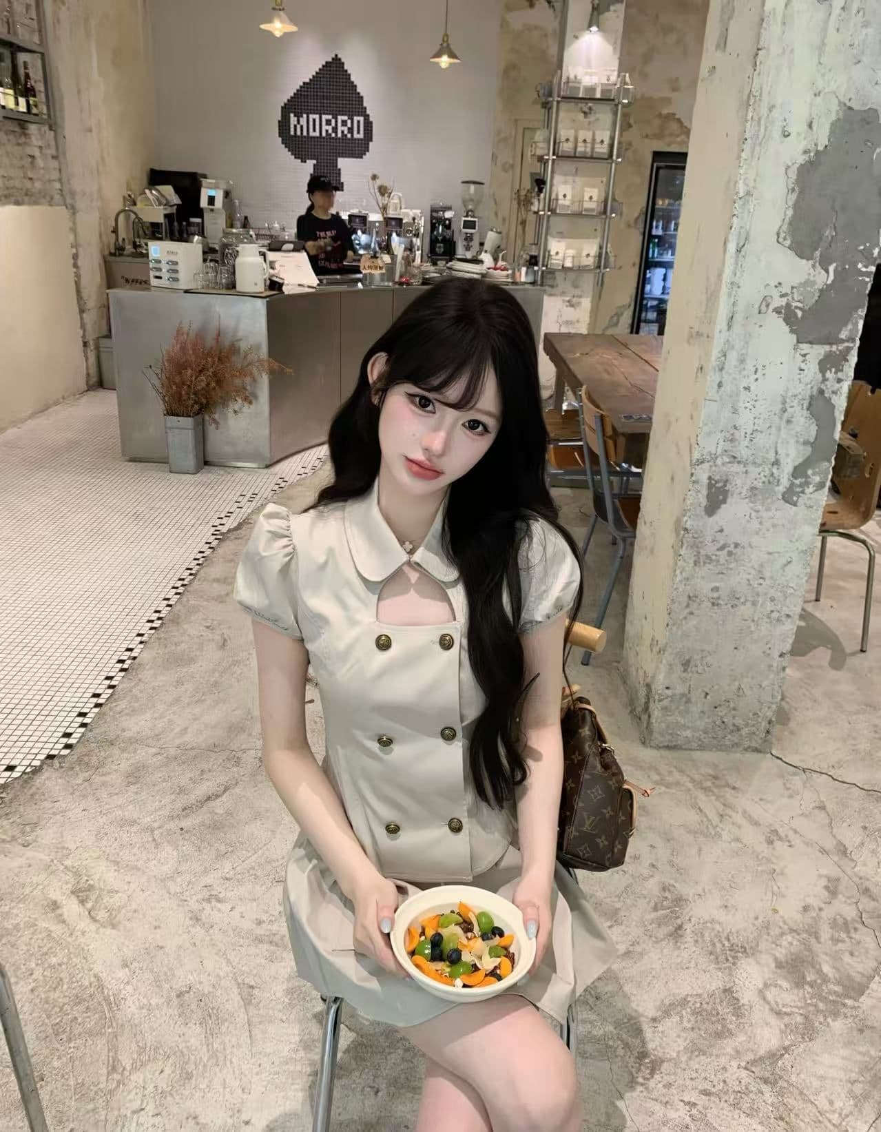 베이비 칼라 홀로우 아웃 셔츠 세트 여성 여름 레트로 거품 소매 이중 버튼 퍼프 미니 스커트 투피스 세트 상세 이미지 2