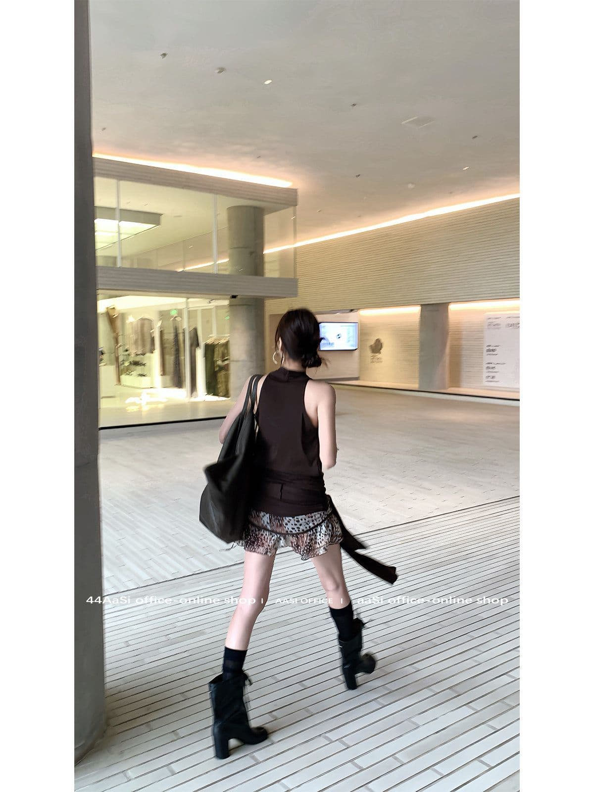 프랑스식 품격 커피 색상 V넥 행침 목 민소매 캐미솔 2026 여름 디스플레이 레오파드 무늬 도트 무늬 미니 스커트 세트 이미지 2