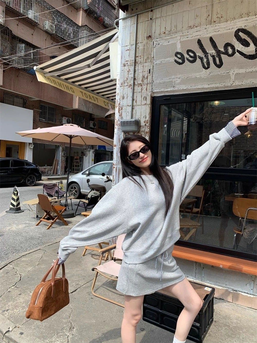 블루 색상 후드티 미니 스커트 두 조각 여성 세트 2026 가을 miu 부서 패션 캐주얼 루즈핏 슬림해 보이는 품격 세트 상세 이미지 31