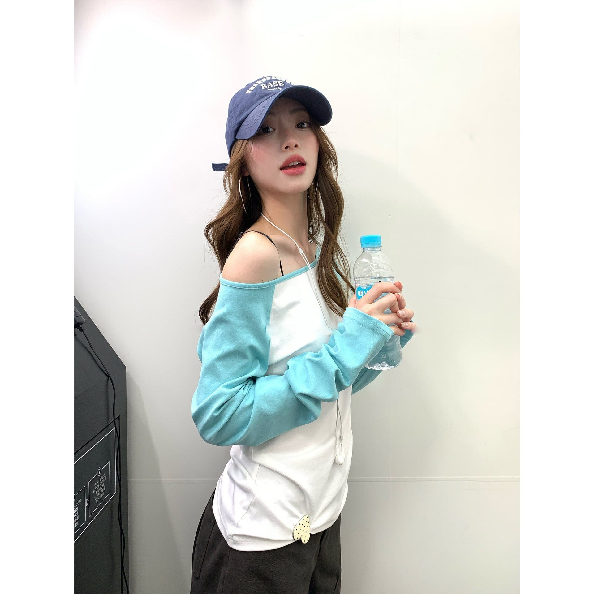 165 그램 실크 미끄러짐 눈꽃 면 65 면 35 폴리 에스터 비스듬한 어깨 색상 소매 티셔츠 배색 패치워크 긴팔 오프숄더 캐주얼 맨위