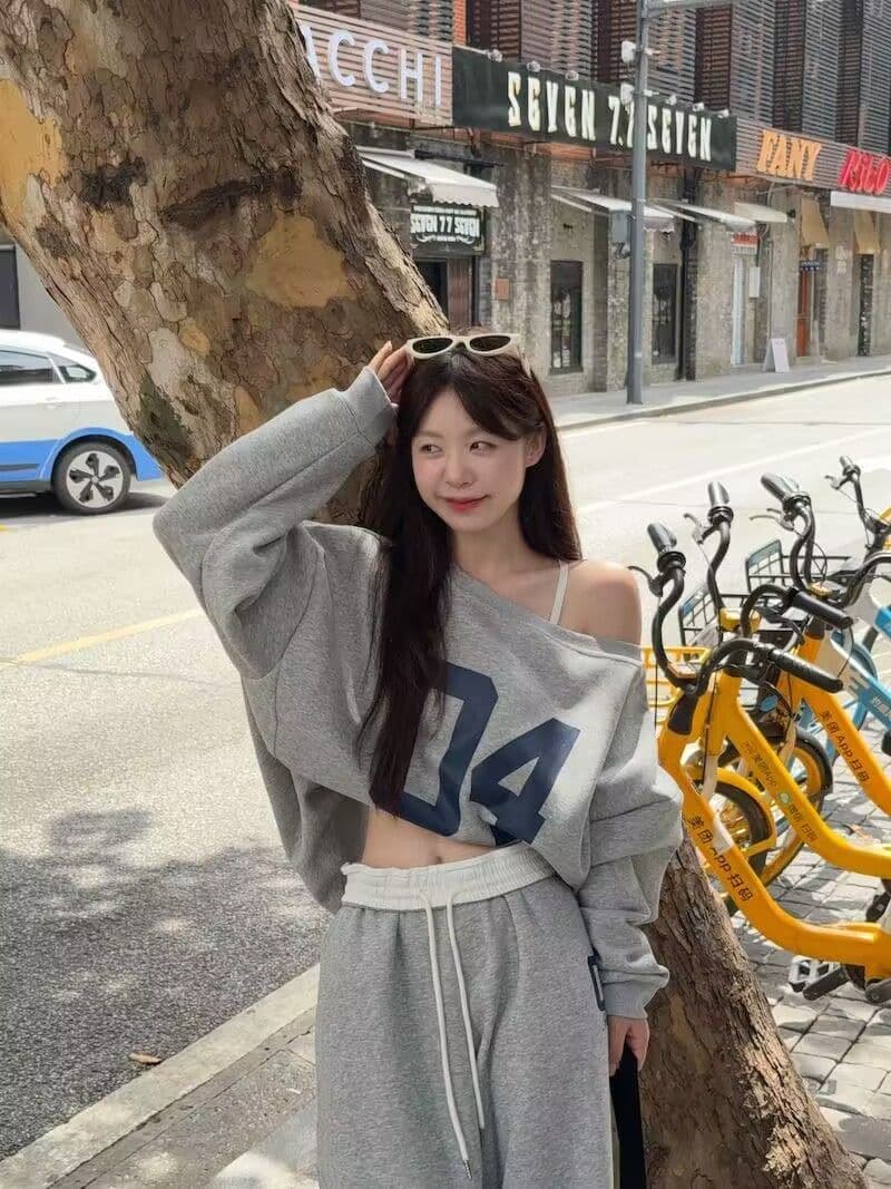 모방 면 사선 무늬 당겨 프레임 250그램 스포츠 슈트 여성 가을 오프숄더 긴팔 후드티 루즈핏 캐주얼 투피스 세트 상세 이미지 9