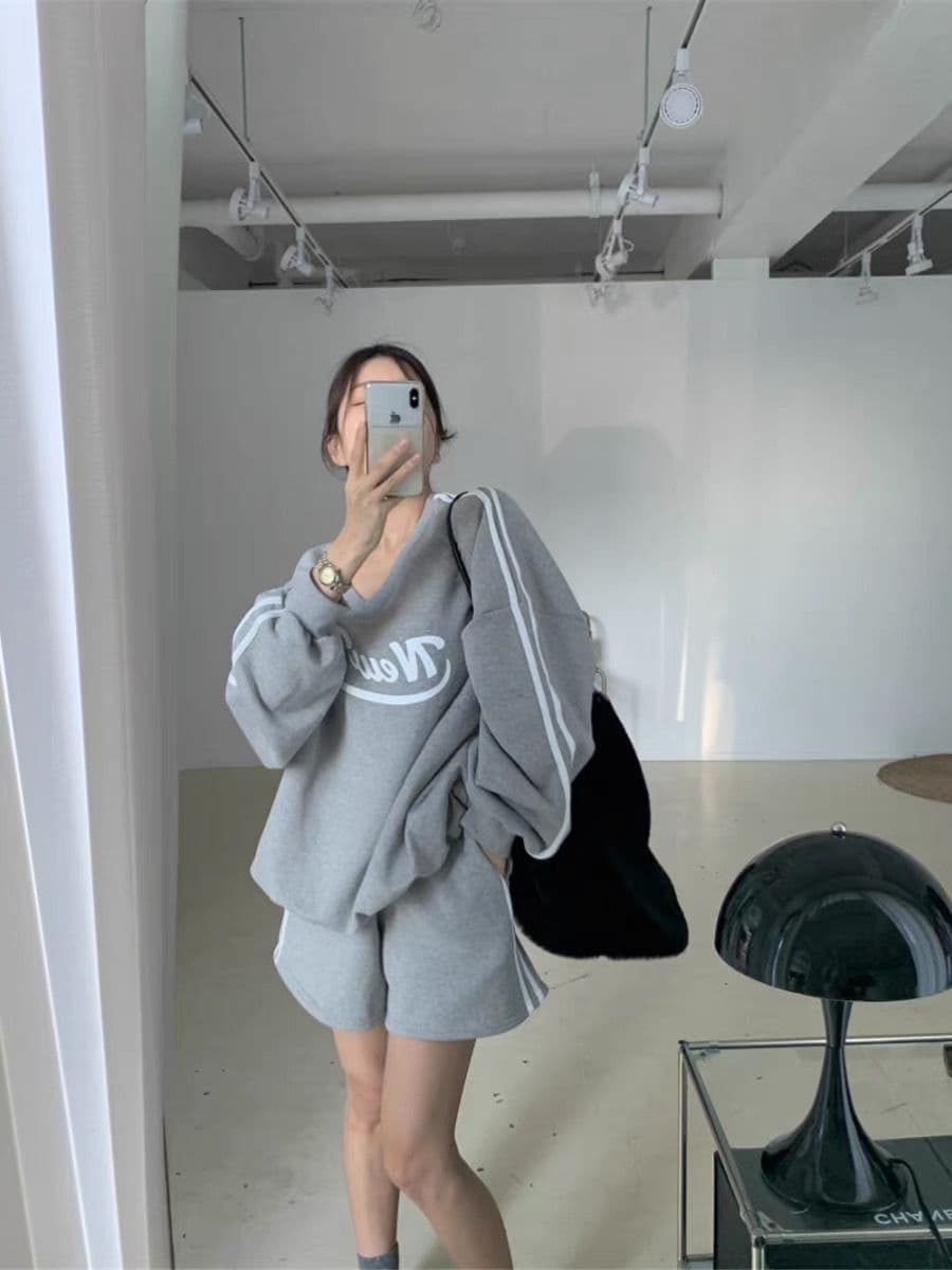 캐주얼 스포츠 슈트 여성 봄 새로운 2026 루즈핏 V넥 알파벳 풀오버 스웨트셔츠 넓은 다리가 짧다. 바지 투피스 세트 상세 이미지 3