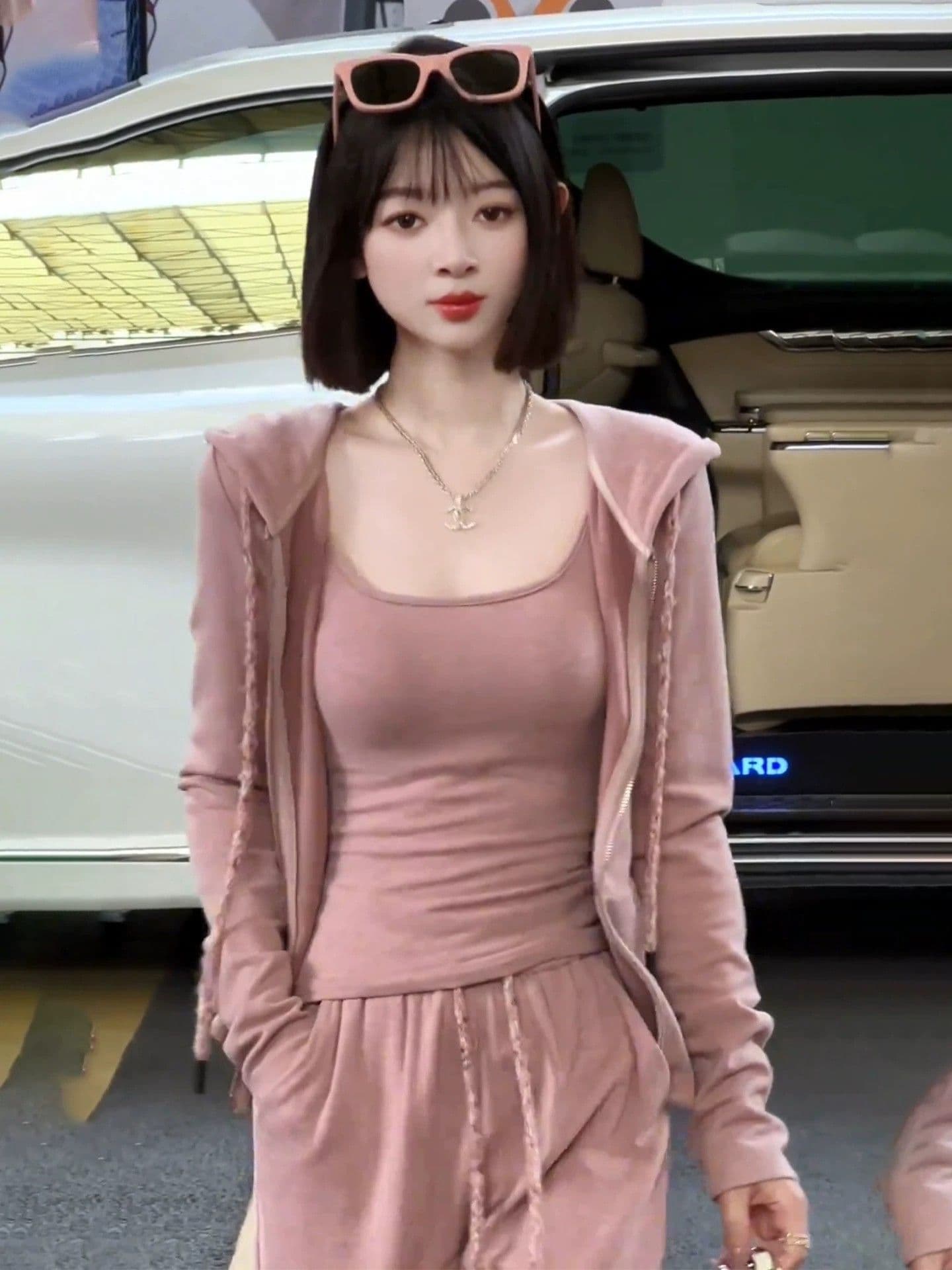 2026 이른 가을 슈퍼 화재 자이언트 잘 생긴 패션 세트 여성 느긋한 바람 오픈 가디건 슬립 와이드 레그 팬츠 세 조각 이미지 2