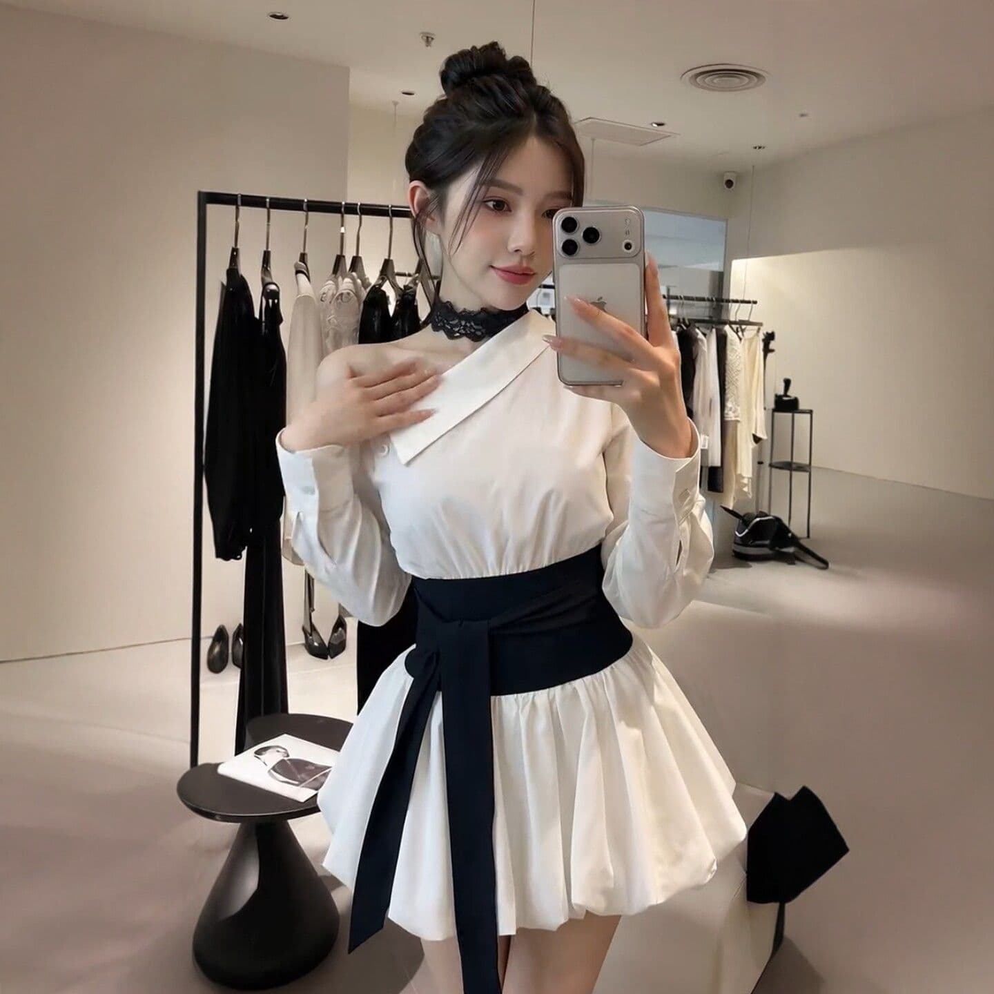 2026 가을 새로운 연구 부서 순수한 프랑스식 비스듬한 어깨 셔츠 인감 허리 스트랩 허리 수축 코디 꽃밭 미니 스커트 세트