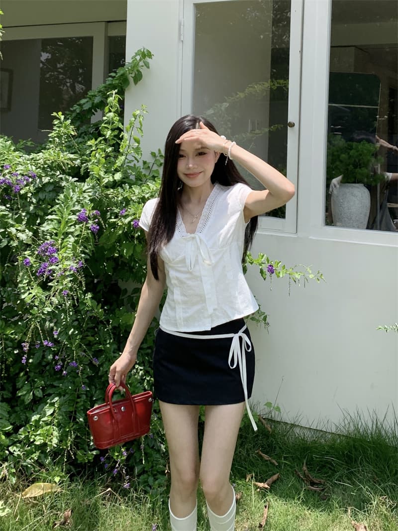 실사 정가 몸매 가꾸기 달콤함 연령 감소 슬림해 보이는 레이스업 나비 매듭 자수 V넥 작은 셔츠 상세 이미지 3