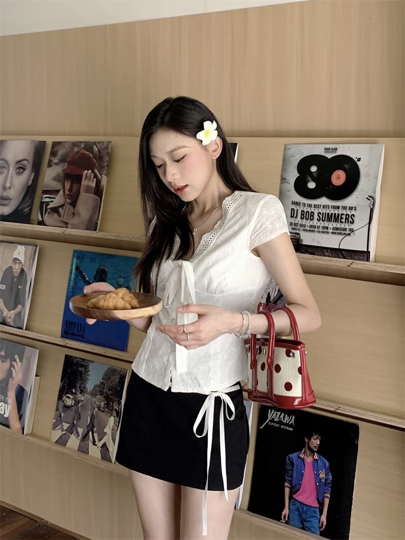 실사 정가 몸매 가꾸기 달콤함 연령 감소 슬림해 보이는 레이스업 나비 매듭 자수 V넥 작은 셔츠 이미지 4