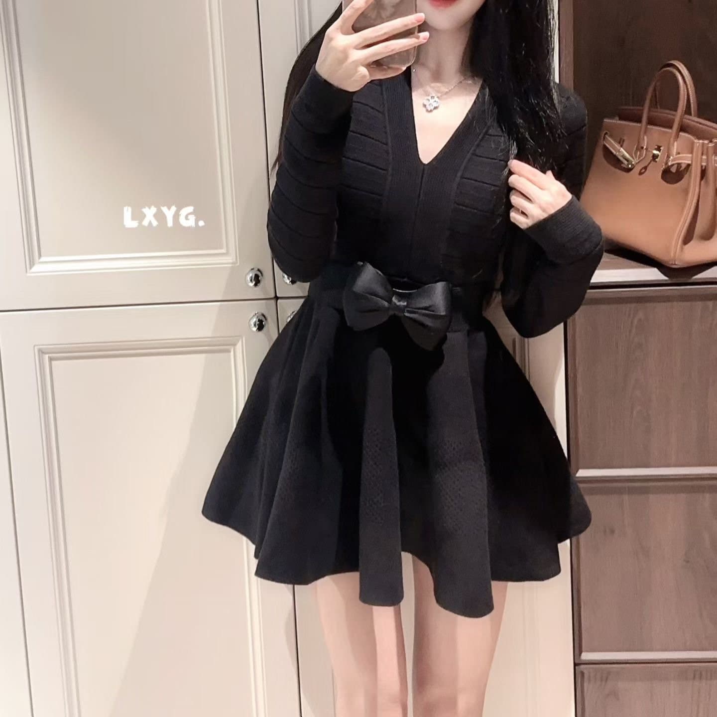 lxyg 봄 프랑스식 명문 여성 V넥 나비 매듭 니트 여성 드레스 허리 수축 슬림해 보이는 저녁 식사 만나는 퍼프 미니 스커트 상세 이미지 6