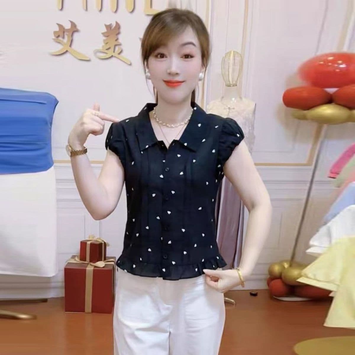 패션 여성 셔츠 2026 여름 새로운 외국 가스 표지 고기 슬림해 보이는 연령 감소 디자인 센스 하트 나비 반팔 맨위 상세 이미지 2