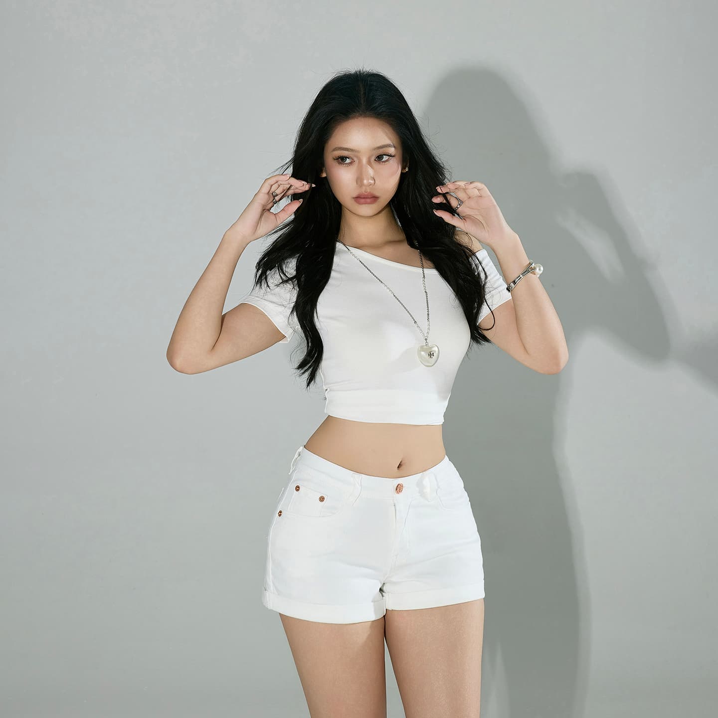 실사 2026 레트로 핫걸 몸매 가꾸기 슬림해 보이는 반바지 화이트 뒤집다 측면 순수한 욕망 펭 넓적 다리 청바지 여성 여름 새로운 이미지 2