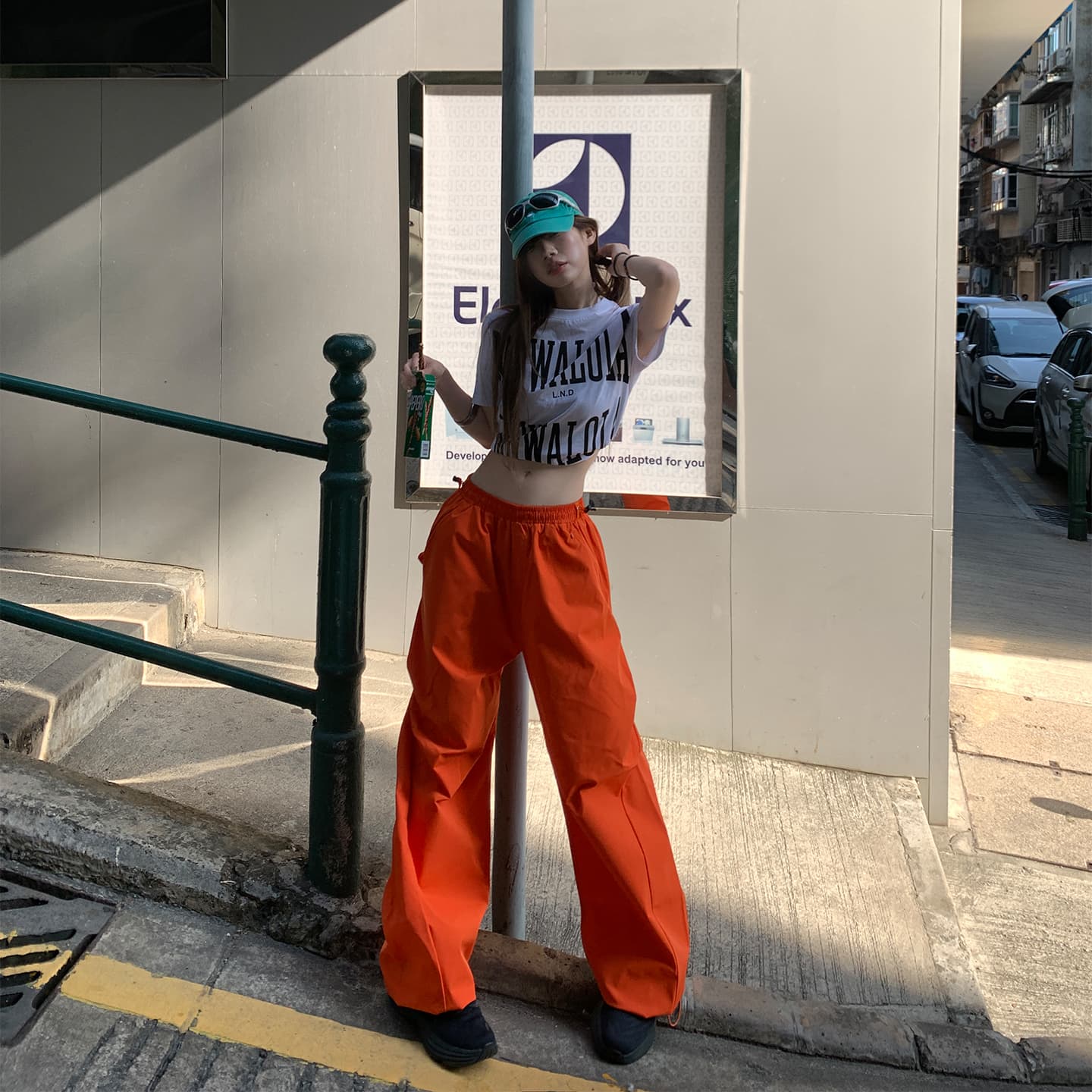 실사 달콤한 차가운 일몰 주황색 거리 밖 일상 슬림해 보이는 핫걸 눈길을 끄는 싱글 제품 캐주얼 워크웨어 팬츠 이미지 2