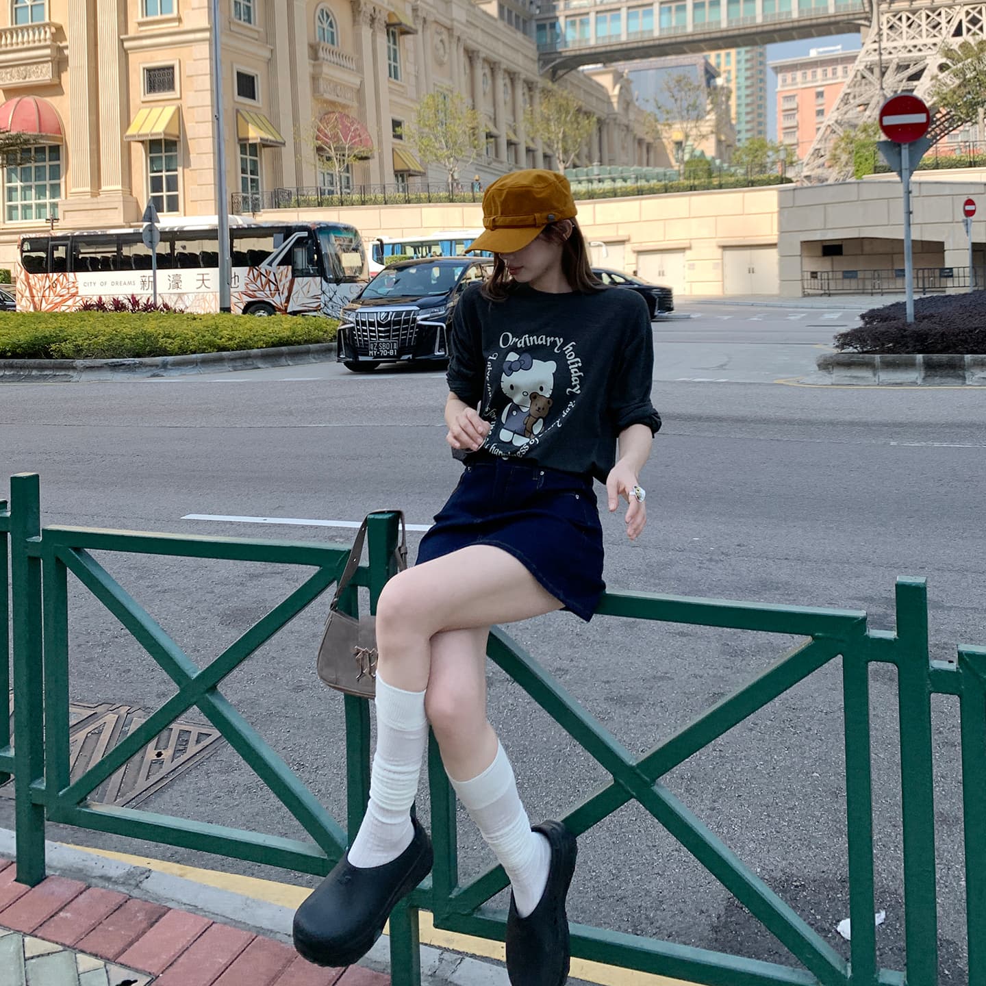 실사 낮음 포화 상태 한 여성 착용 가져 가라. 일상 단편화 달콤한 차가운 거리 데님 미니 스커트 포함 안감 이미지 4