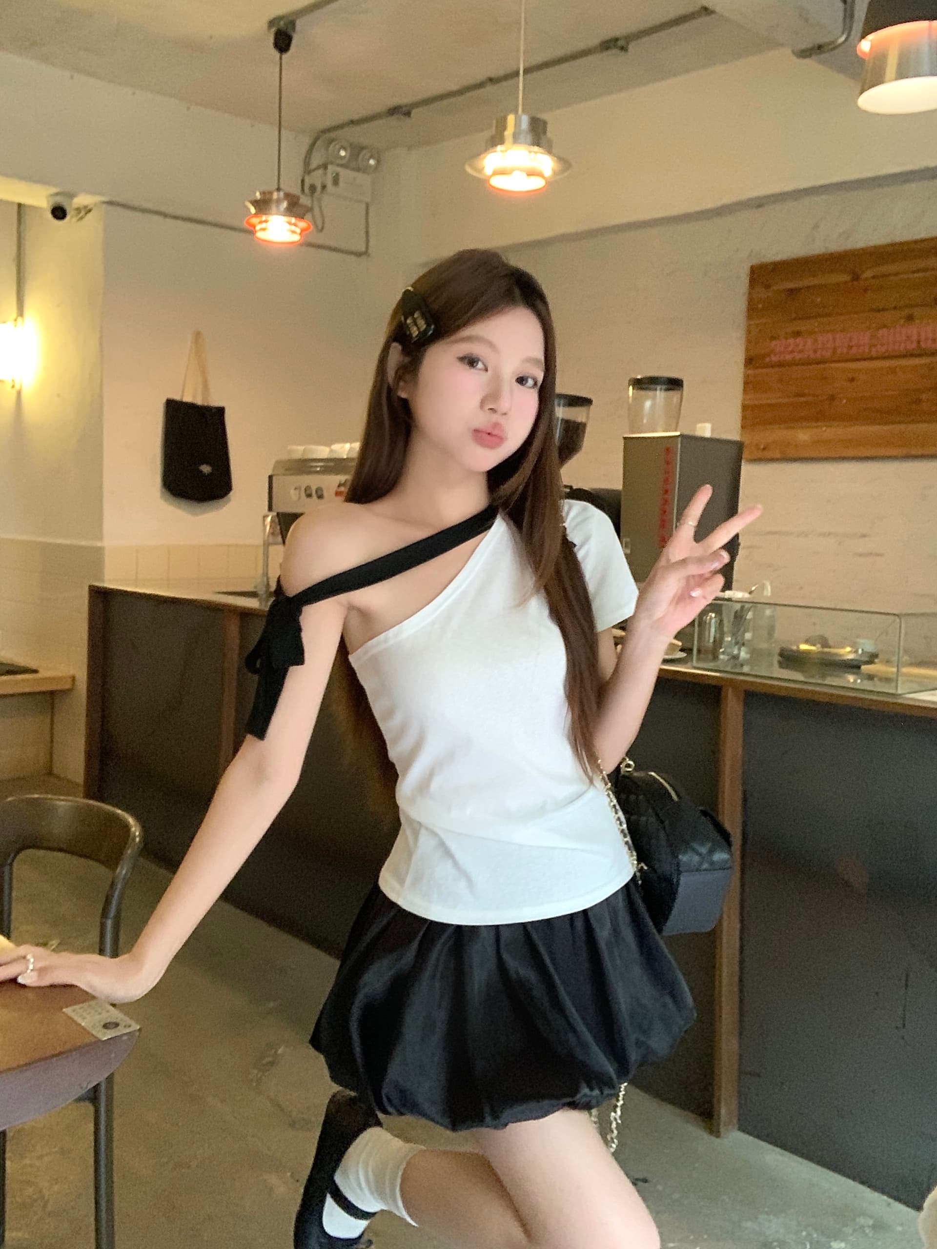 정가 실사 순수한 욕망 바람 배색 스트랩 비스듬한 어깨 반팔 티셔츠 여성 의류 여름 디자인 센스 몸매 가꾸기 오프숄더 맨위