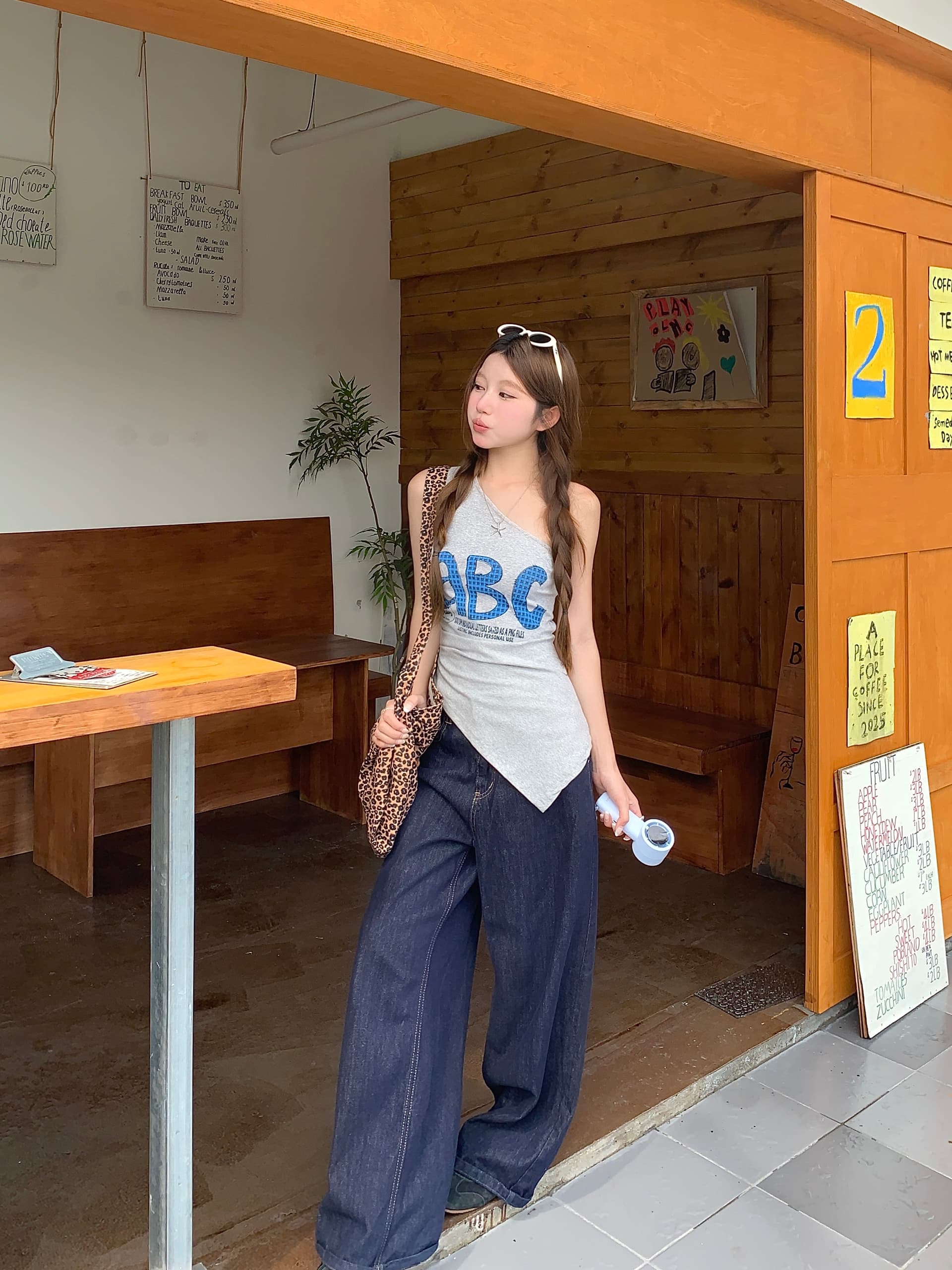 정가 실사 불규칙 비스듬한 어깨 알파벳 프린트 민소매 티셔츠 여름 핫걸 디자인 센스 몸매 가꾸기 Chic 맨위 상세 이미지 11