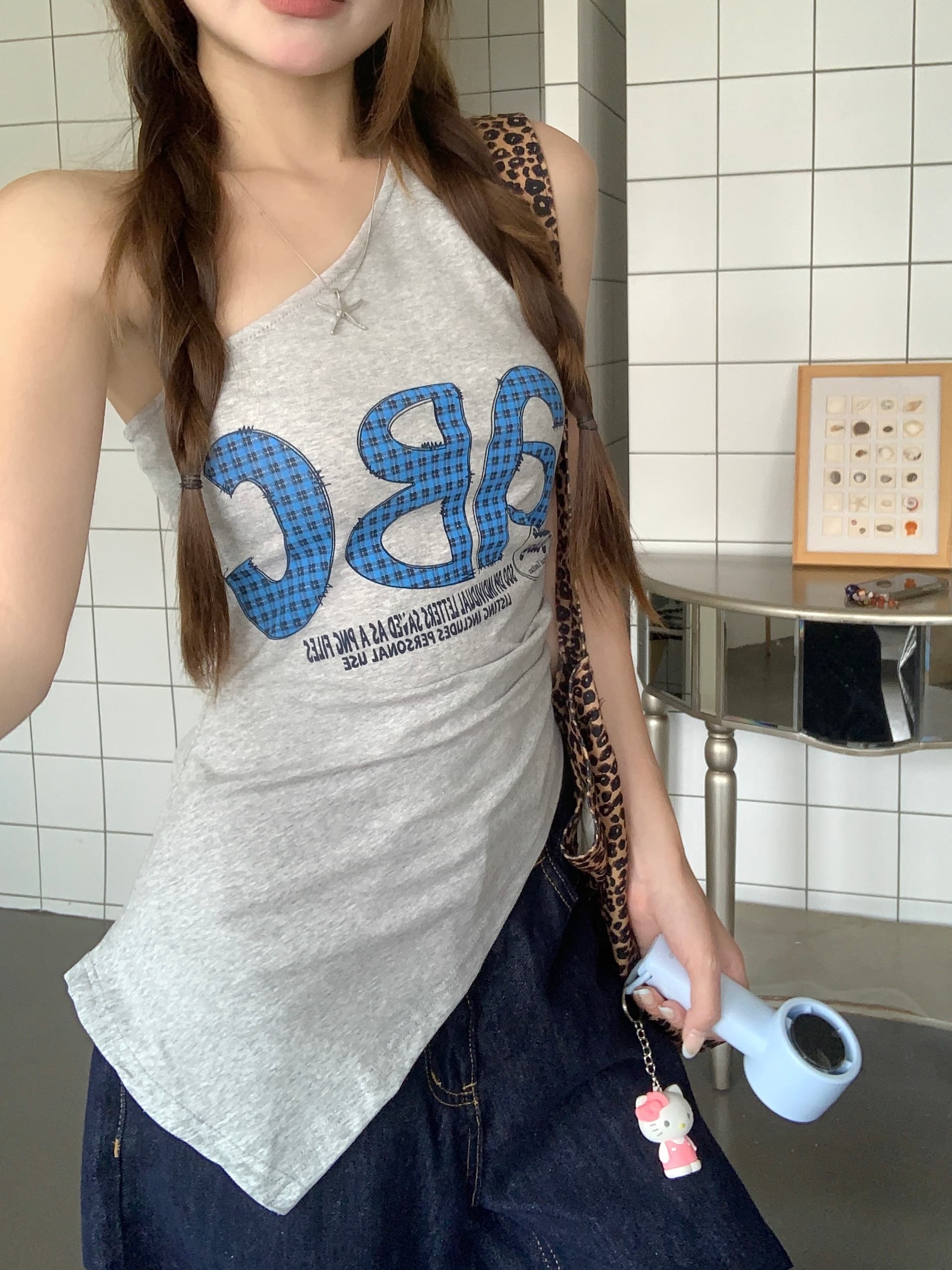 정가 실사 불규칙 비스듬한 어깨 알파벳 프린트 민소매 티셔츠 여름 핫걸 디자인 센스 몸매 가꾸기 Chic 맨위 상세 이미지 12
