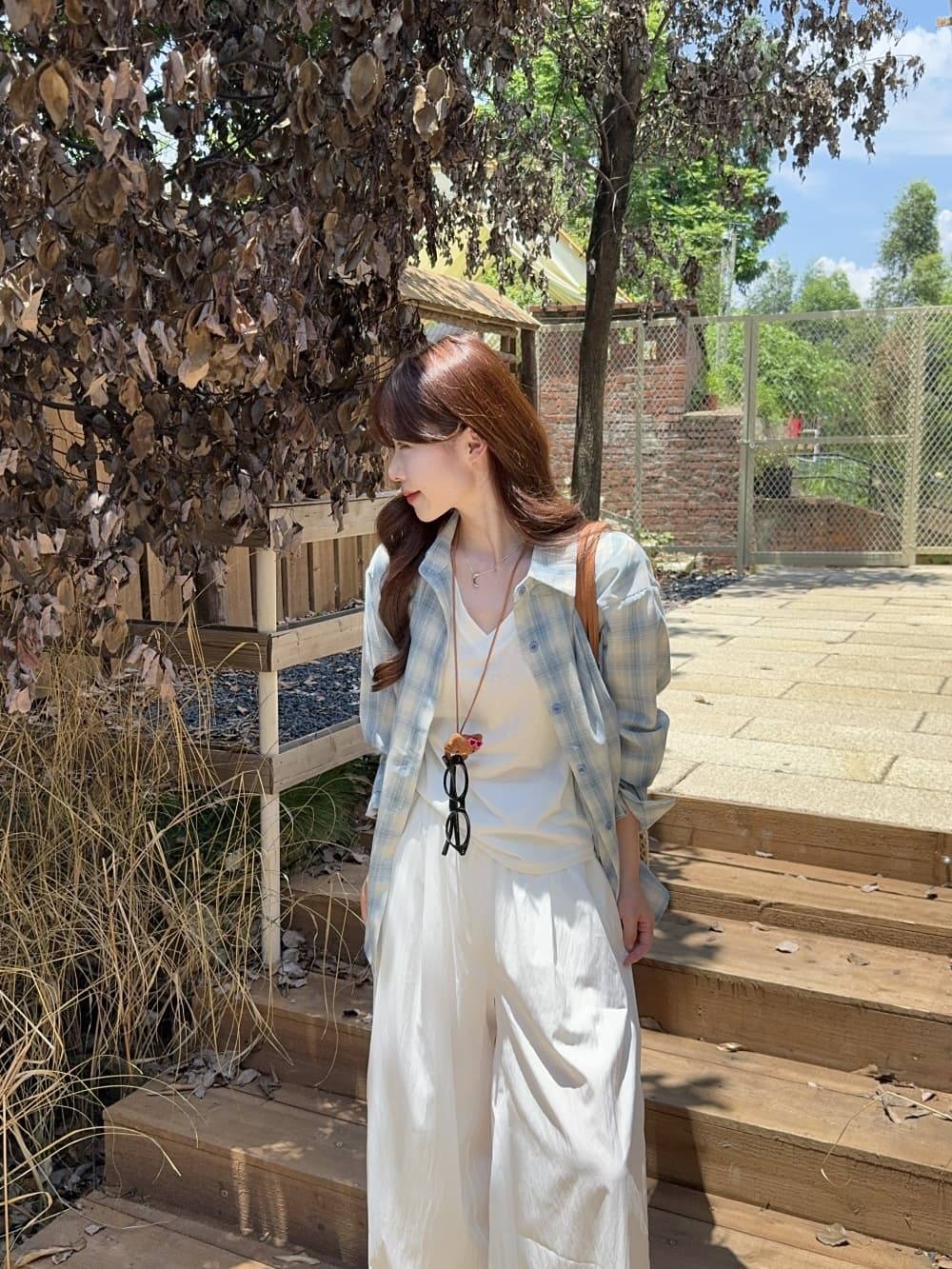 실사 정가 여름 코디 파란색 체크무늬 긴팔 셔츠 화이트 티셔츠 인사이드 가져 가라. 와이드 레그 팬츠 세 조각 느긋한 바람 상세 이미지 5