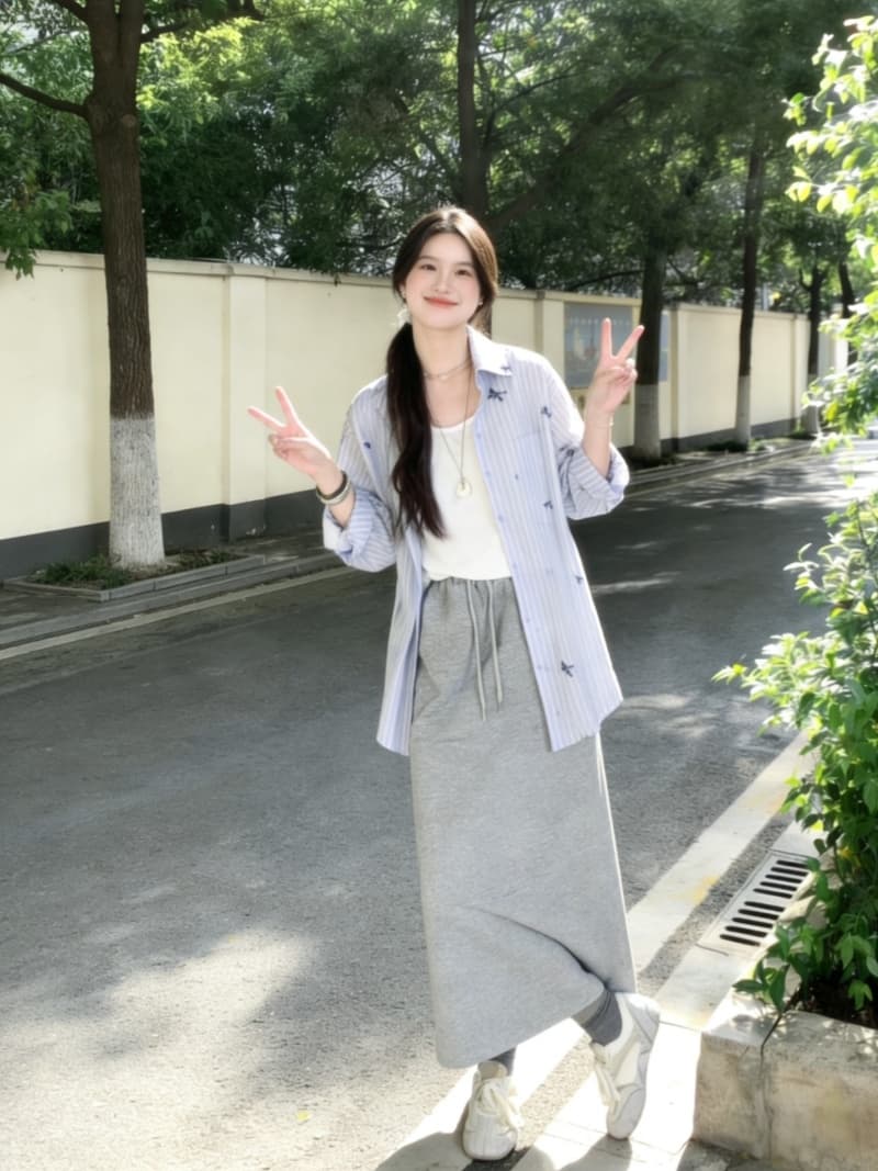실사 정가 작은 대중 연령 감소 파란색 스트라이프 긴팔 여성 셔츠 만나는 조끼 캐주얼 반신 치마 세트 상세 이미지 2