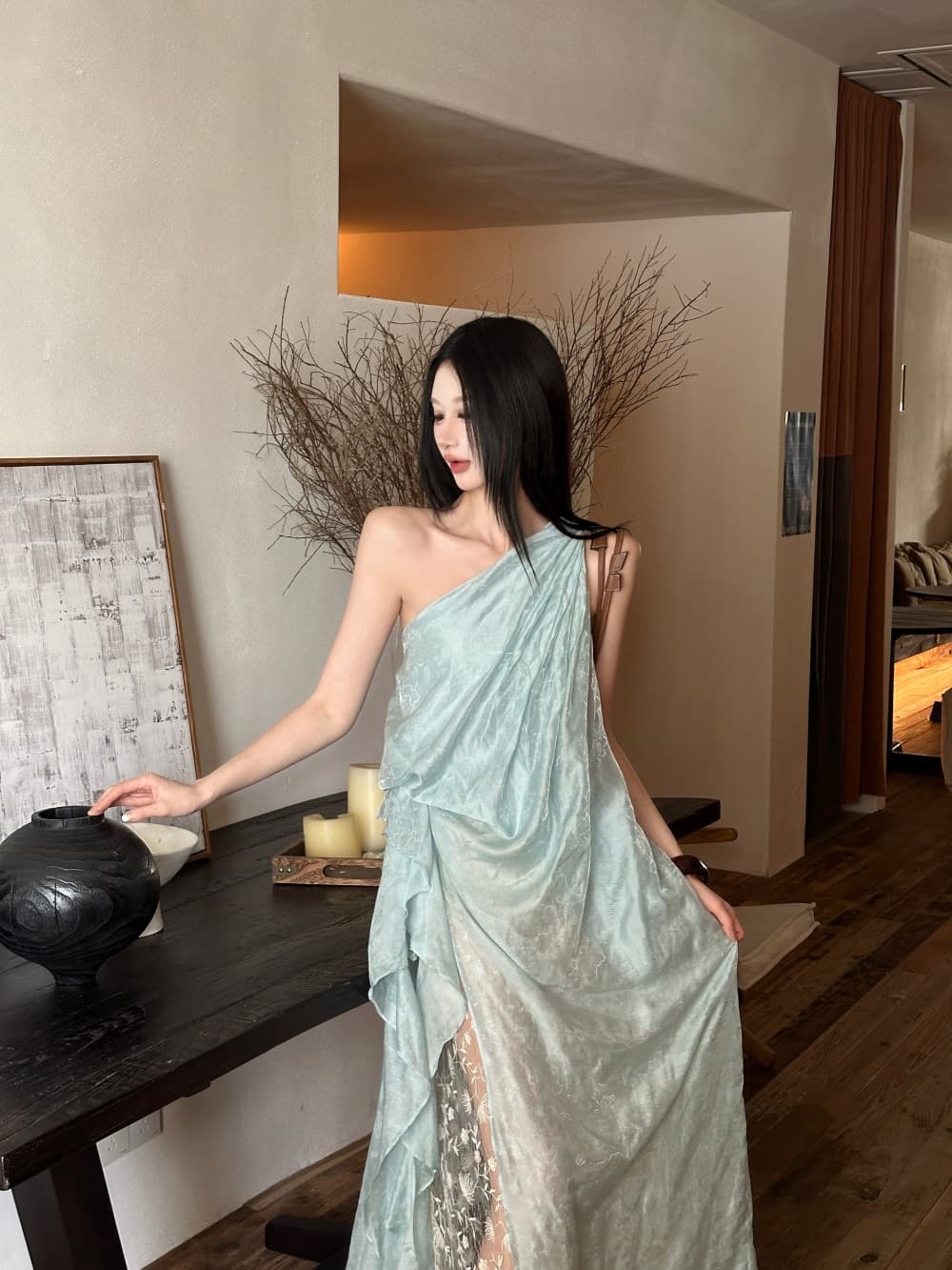 해변가 휴가 아침 로브 비스듬한 어깨 비대칭 디자인 센스 슬립 드레스 상세 이미지 8