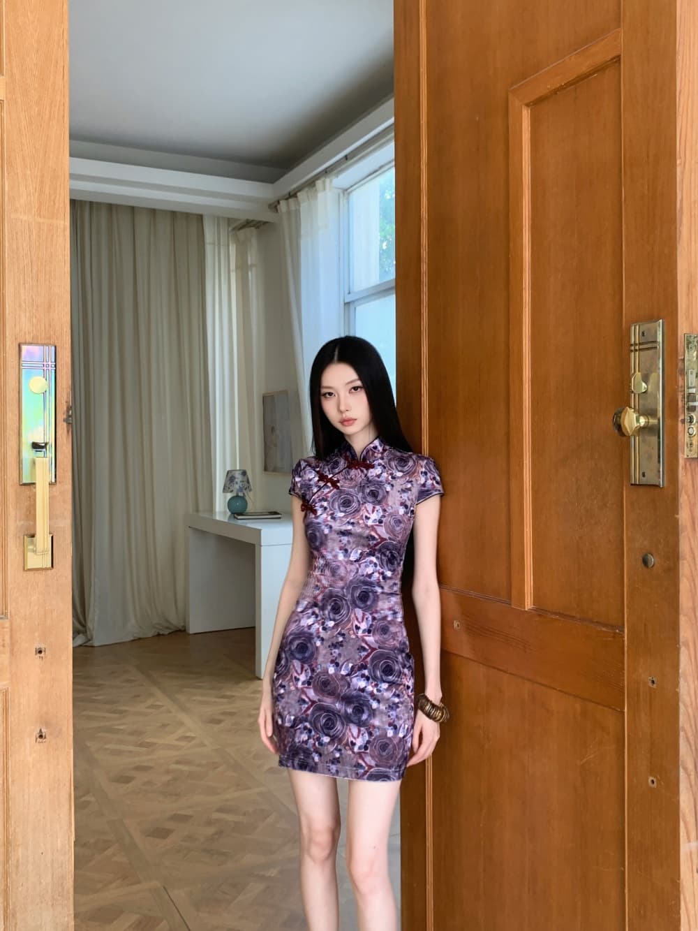 보라색 안개 장미 새로운 중식 벨벳 프린트 스탠드 칼라 단추 몸매 가꾸기 쇼트 스타일 치파오 드레스 상세 이미지 13