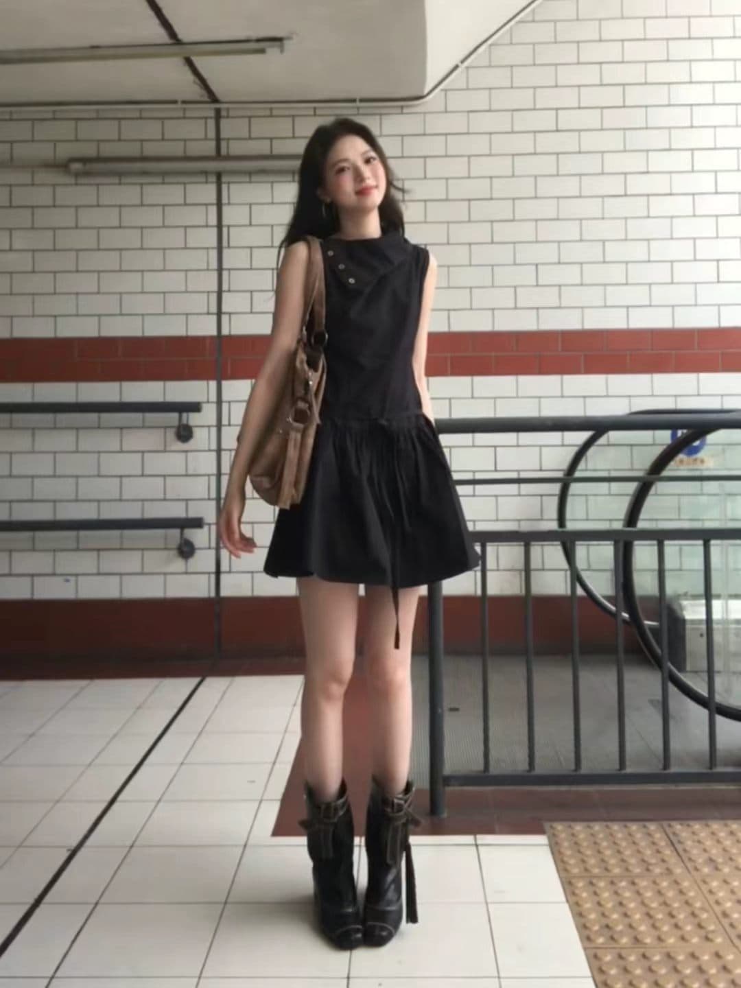 그는 벤 바람 비스듬한 자르다 셔츠 칼라 민소매 쇼트 스타일 여성 드레스 2026 여름 새로운 슬림해 보이는 디자인 센스 작은 검은 드레스 상세 이미지 3