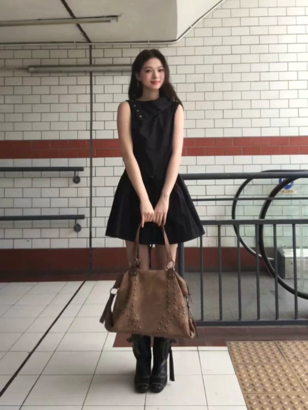 그는 벤 바람 비스듬한 자르다 셔츠 칼라 민소매 쇼트 스타일 여성 드레스 2026 여름 새로운 슬림해 보이는 디자인 센스 작은 검은 드레스 상세 이미지 5