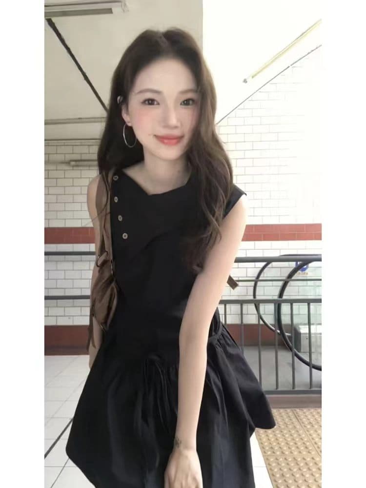 그는 벤 바람 비스듬한 자르다 셔츠 칼라 민소매 쇼트 스타일 여성 드레스 2026 여름 새로운 슬림해 보이는 디자인 센스 작은 검은 드레스 상세 이미지 7