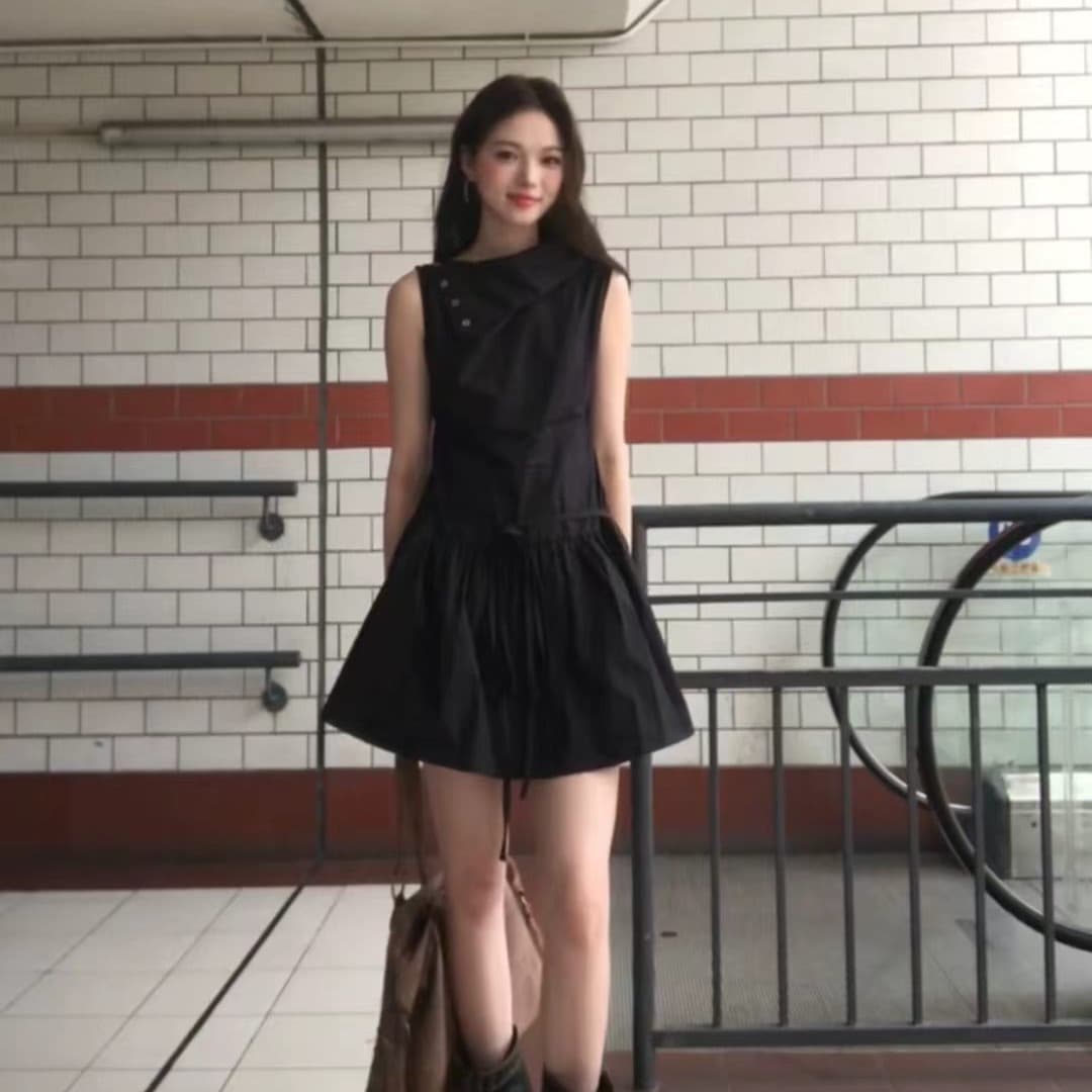 그는 벤 바람 비스듬한 자르다 셔츠 칼라 민소매 쇼트 스타일 여성 드레스 2026 여름 새로운 슬림해 보이는 디자인 센스 작은 검은 드레스 이미지 5