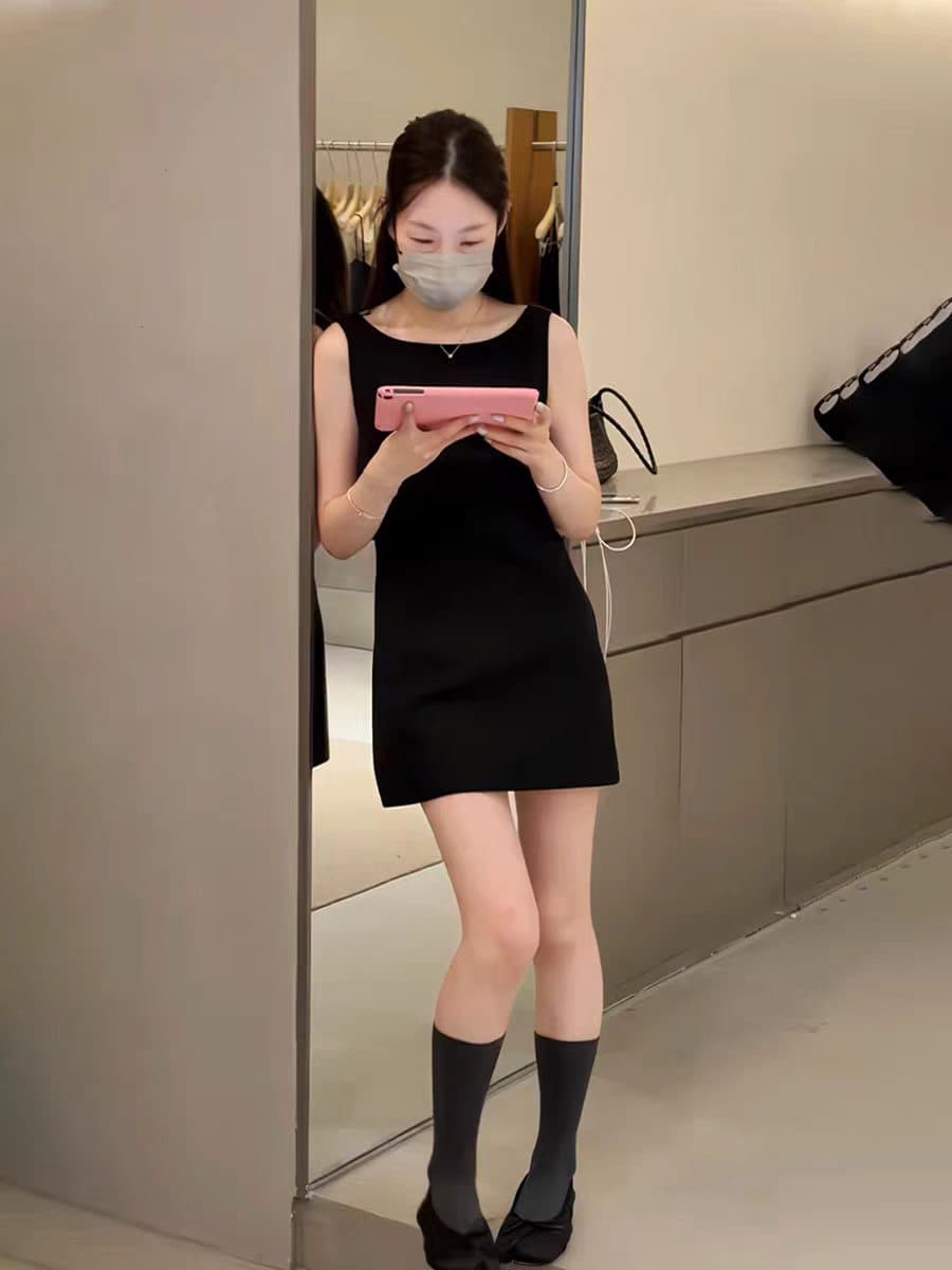 디자인 센스 드레스 2026 여름 새로운 프랑스식 품격 허리 수축 슬림해 보이는 라운드 넥 민소매 백리스 한 마디 미니 스커트 상세 이미지 8