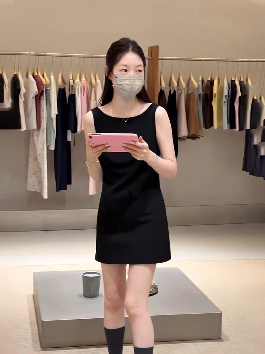 디자인 센스 드레스 2026 여름 새로운 프랑스식 품격 허리 수축 슬림해 보이는 라운드 넥 민소매 백리스 한 마디 미니 스커트 상세 이미지 9