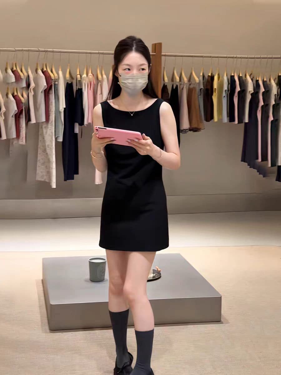 디자인 센스 드레스 2026 여름 새로운 프랑스식 품격 허리 수축 슬림해 보이는 라운드 넥 민소매 백리스 한 마디 미니 스커트 상세 이미지 11