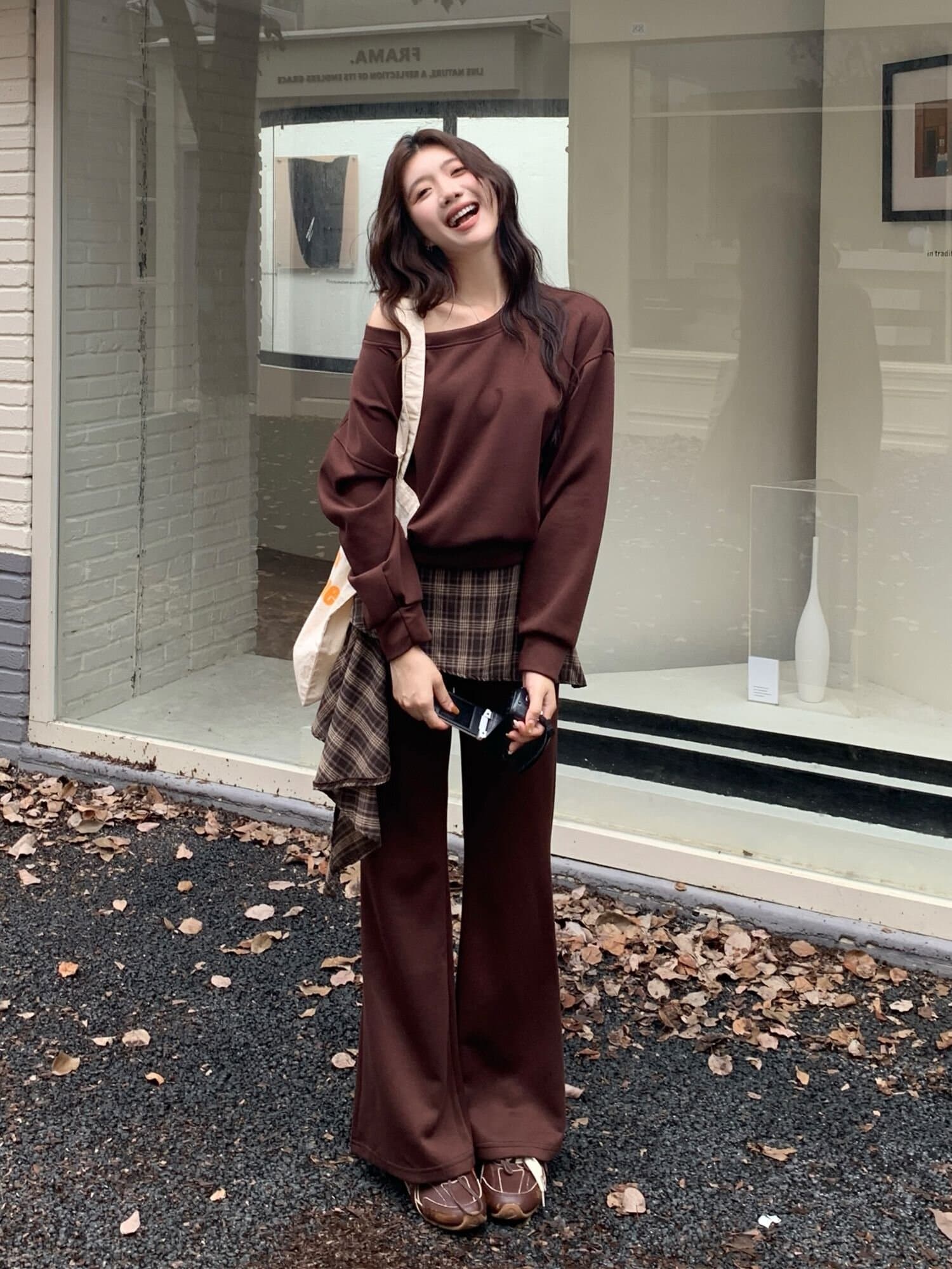 봄 가을 세련된 외출용 여성 의류 긴팔 세트 한국 스타일 광저우 열세 개 비스듬한 어깨 체크무늬 빛 럭셔리 연령 감소 투피스 세트 이미지 4