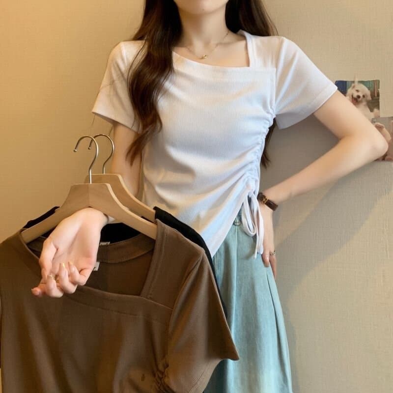 불규칙 긍정적 인 어깨 흰색 티셔츠 반팔 여성 여름 새로운 디자인 센스 펌프 로프 주름 허리 수축 슬림해 보이는 쇼트 스타일 맨위